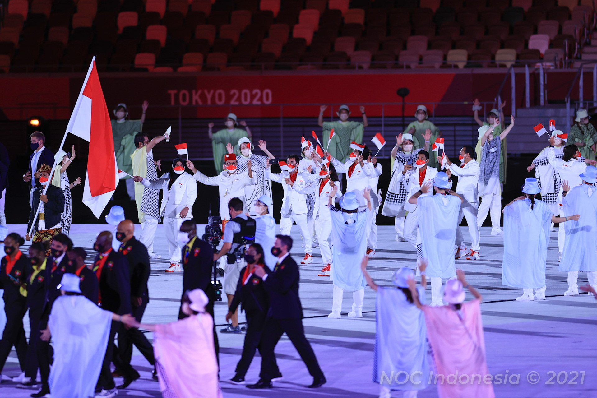 Tokyo, 23 Juli 2021.  NOC - Pembukaan Tokyo Olympic 2020, Defile atlet Indonesia bersama CdM Rosan Roeslani di Olympic Stadium, Tokyo - Jepang