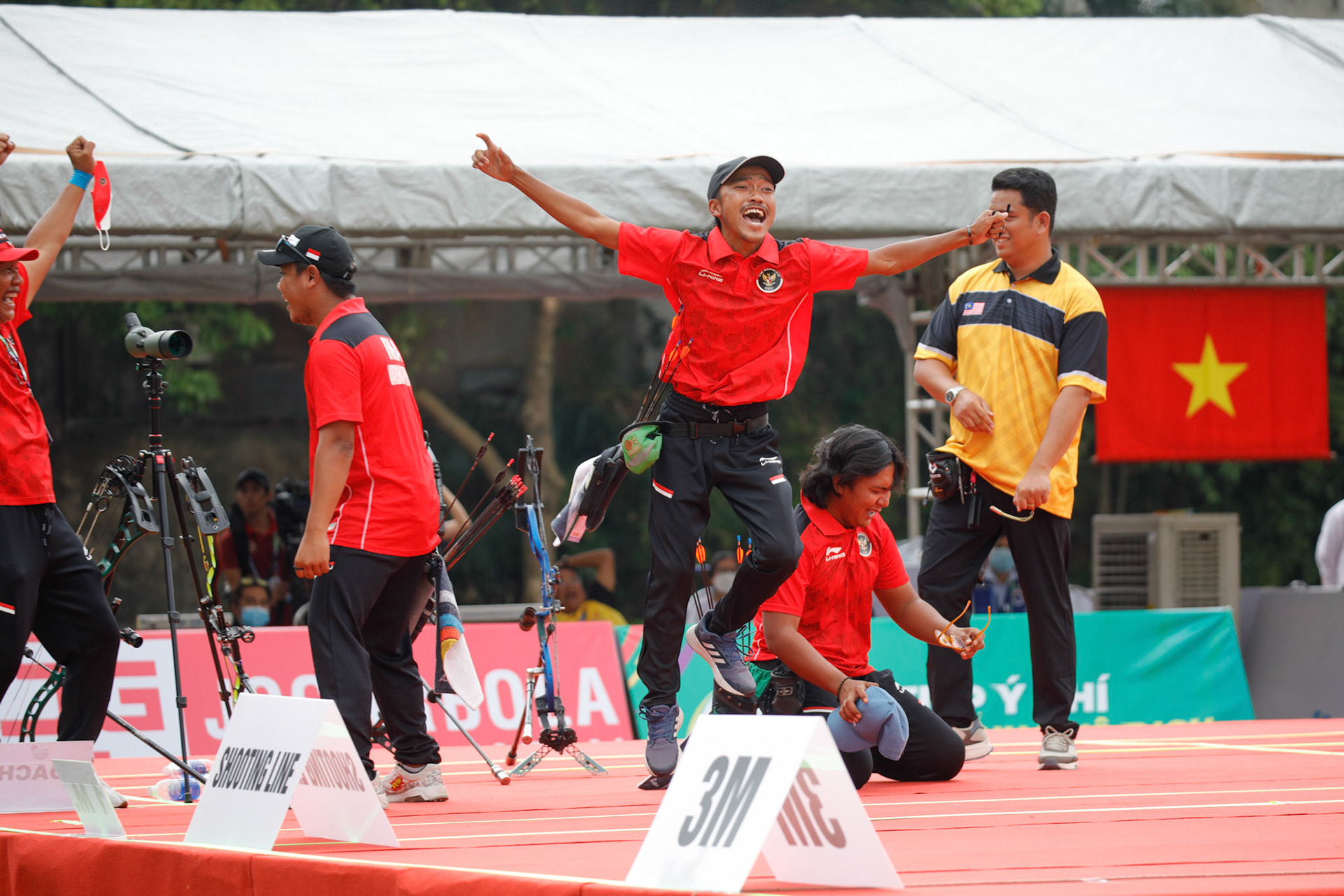 Kamis, 18 Mei 2022. NOC - SEAG21 - NAIF - PHO - Day 14 - Archery - Prima Wardhana Wisnu-Deki Hastian Adika-Hendika Putra Pratama (INA), Men's Team Compound Final - GOLD di National Sport Training Center, Hanoi - Vietnam