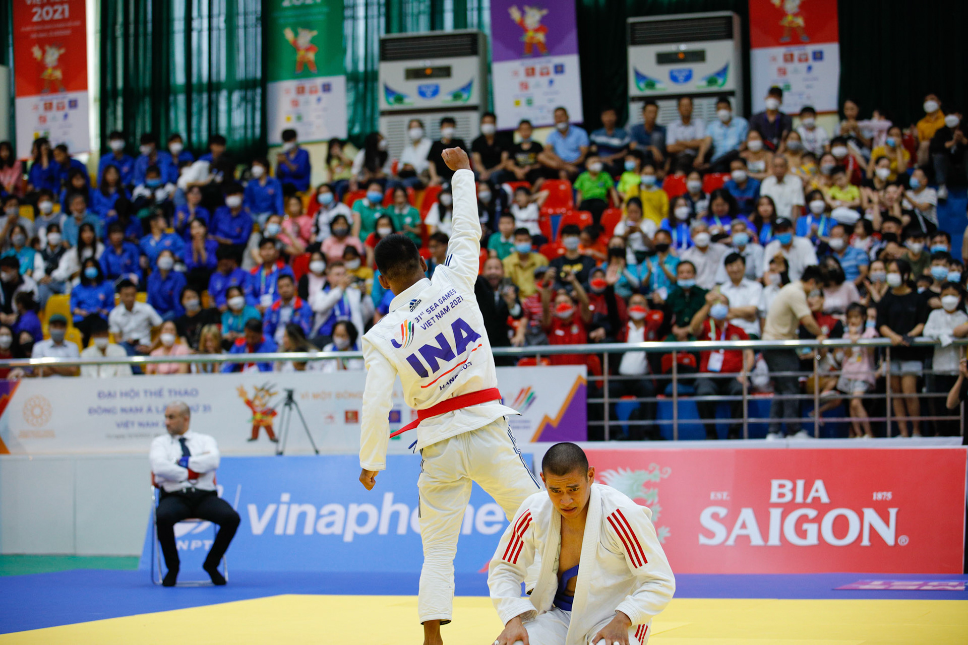 Minggu, 15 Mei 2022. NOC - SEAG21 - NAIF - PHO - Day 10 - Jujitsu - Muhamad Nurul Fikri (INA) 1-0 Rachata Ngamyoo (THA) Men's GI 62kg - Round Robin di Dan Phuong Gymnasium