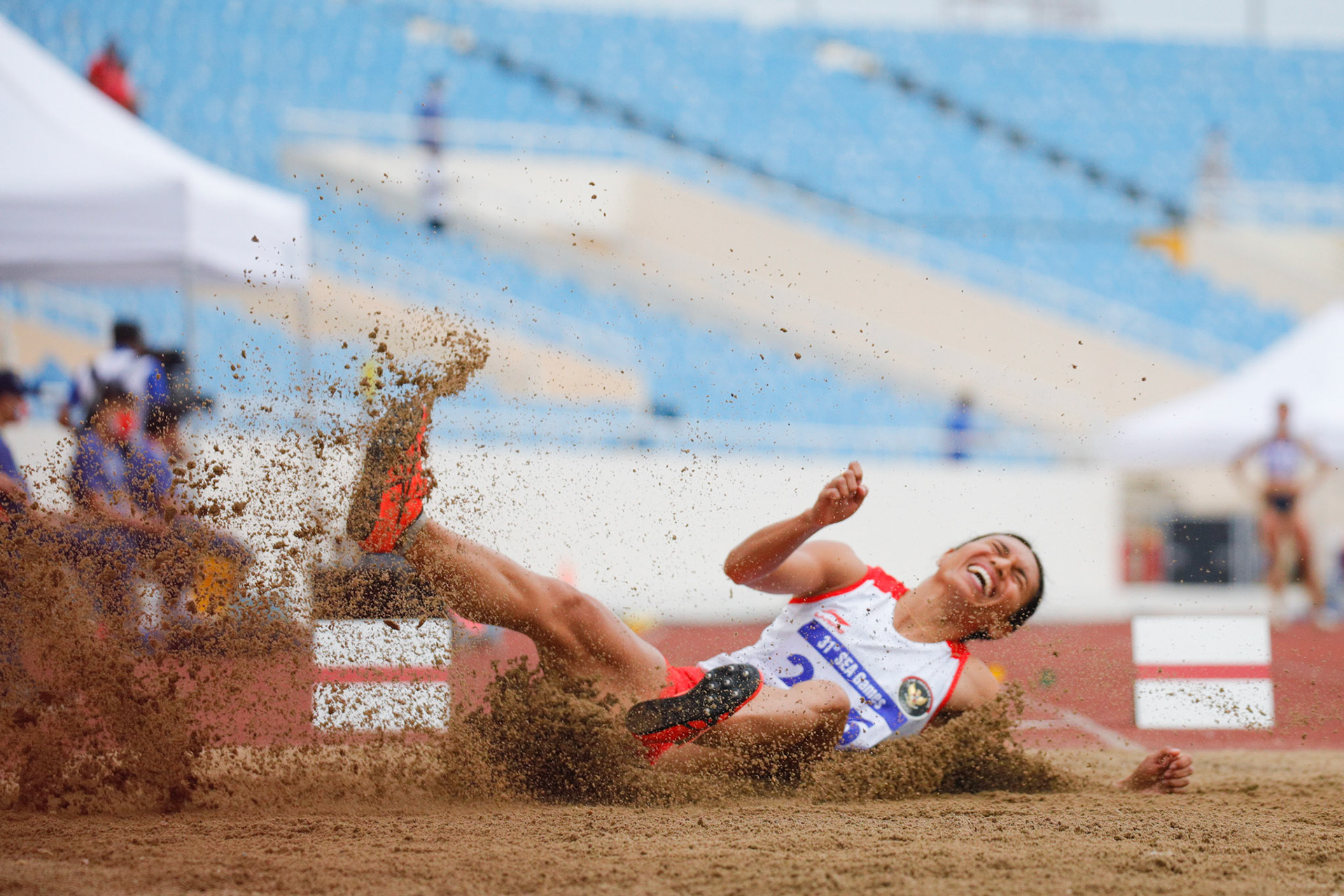 Senin, 16 Mei 2022. NOC - SEAG21 - NAIF - PHO - Day 10 - Athletics - Maria Natalia Londa, Women's Long Jump, Bronze Medal Ceremony di My Dinh National Stadium, Hanoi - Vietnam