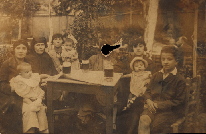 1918 - Family gathering at a beer garden Source: Türkiye Tarih Vakfı