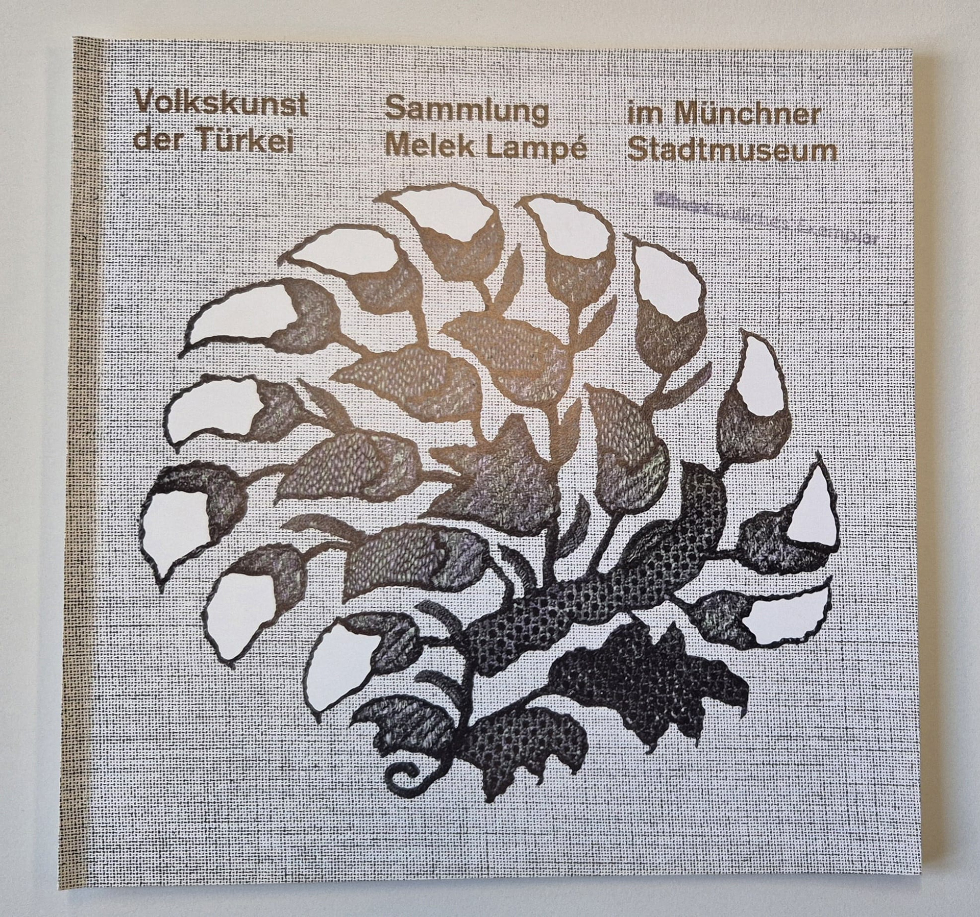 Catalogue Cover „Volkskunst in der Türkei“ at Stadtmuseum München, 1959 Source: Stadtmuseum München, Photograph: Markus Speidel