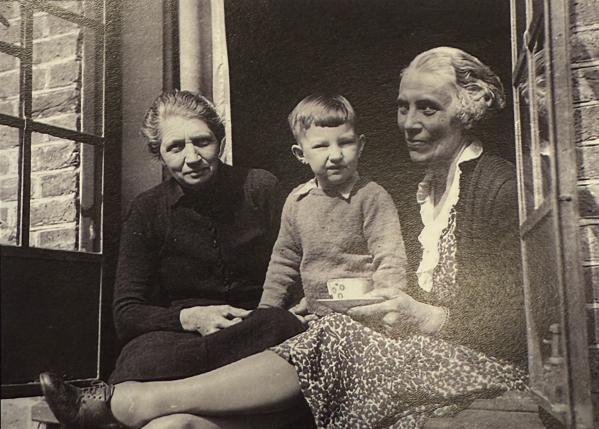 1940, Hetty and Hulda with Mark Ransome in England, Hetty is the grandmother of Mark and Hulda was called “auntie“. Source: Sally Elliott, Smyrna, one family’s tale, 2013 Photo: TAM Museum