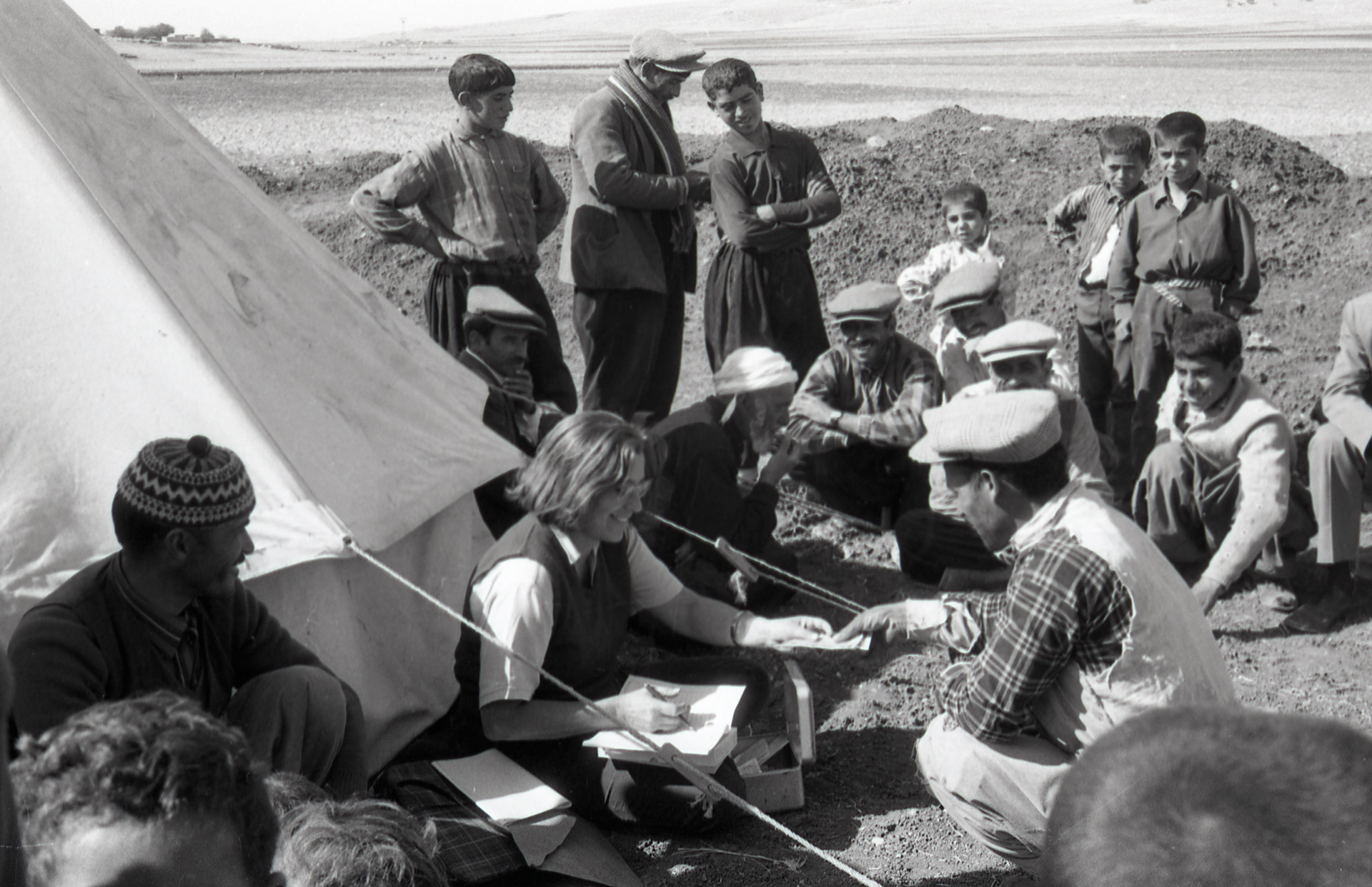 Grikihaciyan paying workers. Image Source: (Photo: Alpaslan Koyunlu, 1970.) Mehmet Özdoğan Archive
