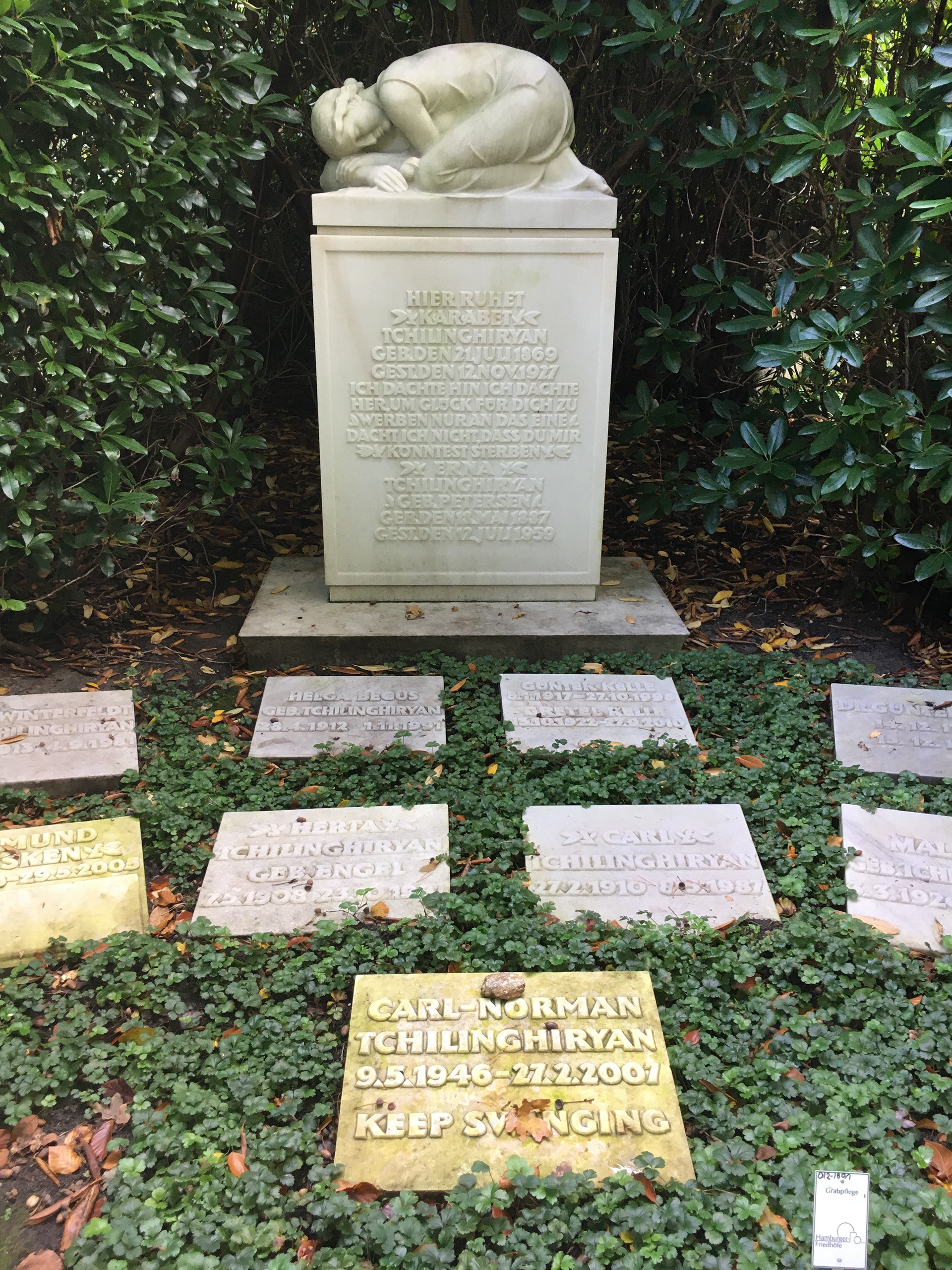 Familiengrab der Tchilinghiryans, Hamburg, Friedhof Ohlsdorf, Planquadrat O 12 oberhalb der Cordesallee Tchilinghiryan’s Family Grave, Hamburg, Friedhof Ohlsdorf, Planquadrat O 12 above Cordesallee Photo: Bernhard Diener Source: CC