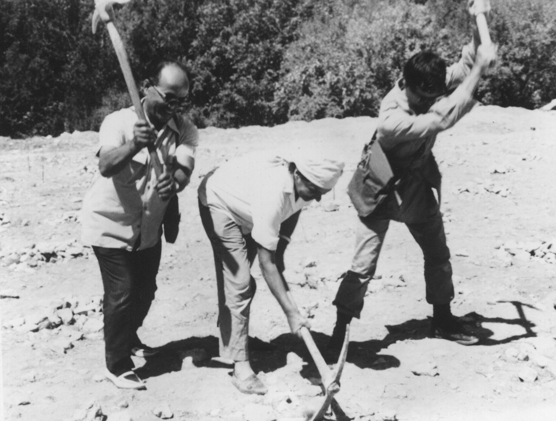 Rescue archaeological excavation at the Hoşrik Church in Ağın, Elazığ (Keban Dam Area), Summer of 1968 – Beginning of the first excavation: Ali Yaramancı, Halet Çambel, Ümit Serdaroğlu. Image Source: Mehmet Özdoğan Archive