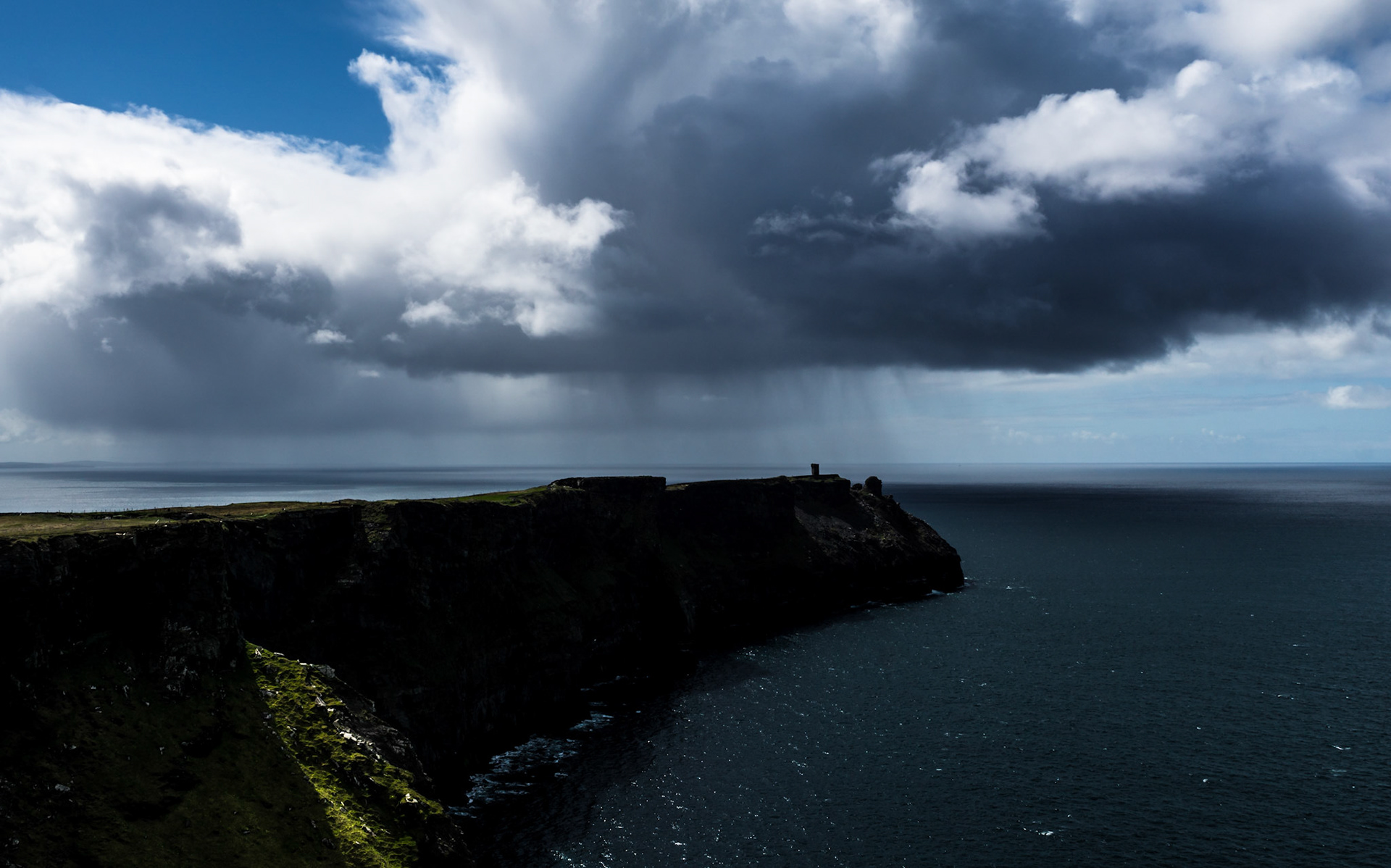 Irische Küste in der Nähe der Cliffs of Moher
