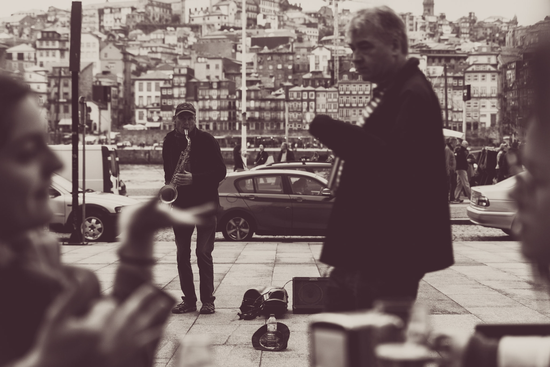 Ein Strassenmusikant in S/W