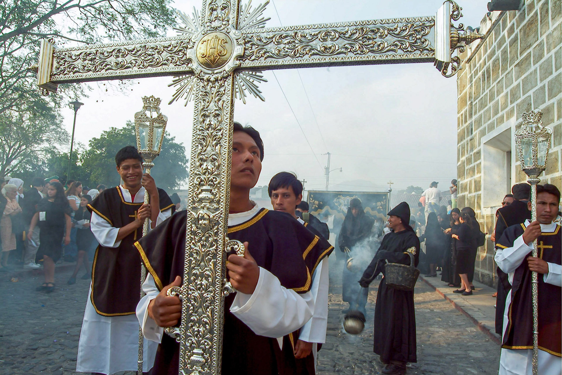 A member from Escuela de Cristo brotherhood carries a cross during Easter Saturday procession in Antigua Guatemala, 20 miles west Guatemala City, 10th April 2004.(Photo/Carlos Lopez-Barillas)