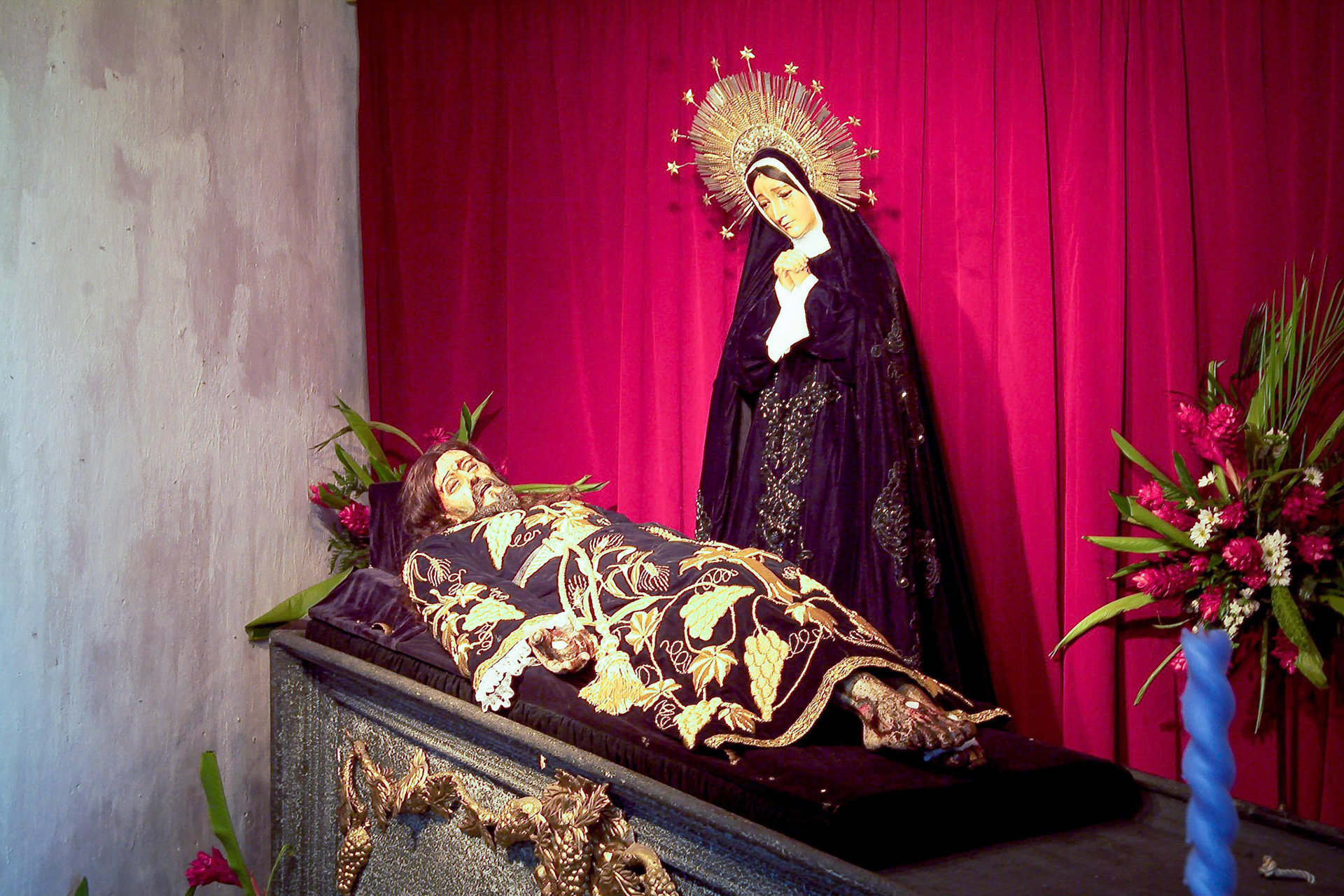 An Easter scene as seen inside the church Escuela De Cristo in Antigua Guatemala, 20 miles west Guatemala City, 8th April 2004.  Traditional processions carry this images of Jesus of Nazareth  and Virgin Mary in the historical city of Antigua.(Photo/Carlos Lopez-Barillas)