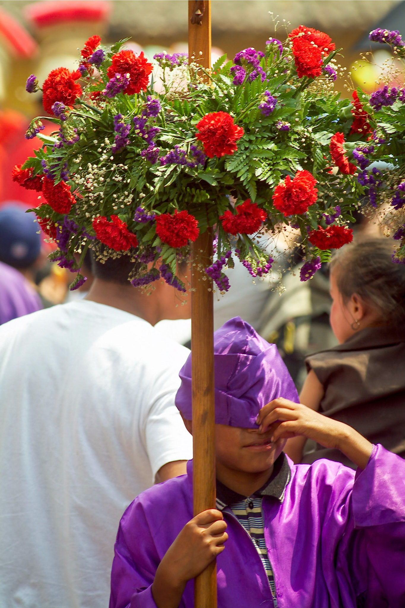 A pallbearer dressed in purple robes carry a standard made of flowers while accompanying San Cristobal Bajo  Easter Thrusday procession in  the outskirts of Antigua Guatemala, 20 miles west Guatemala City, 8th April 2004.(Photo/Carlos Lopez-Barillas)