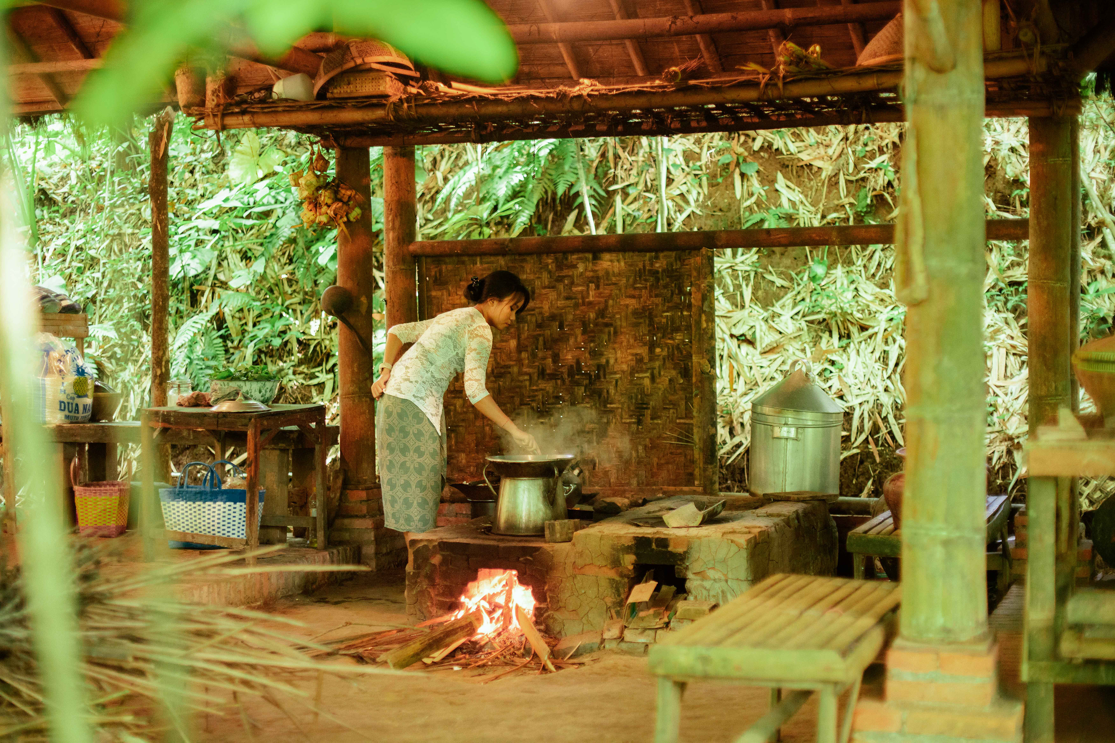 Dapur traditional yang masih menggunakan kayu bakar.