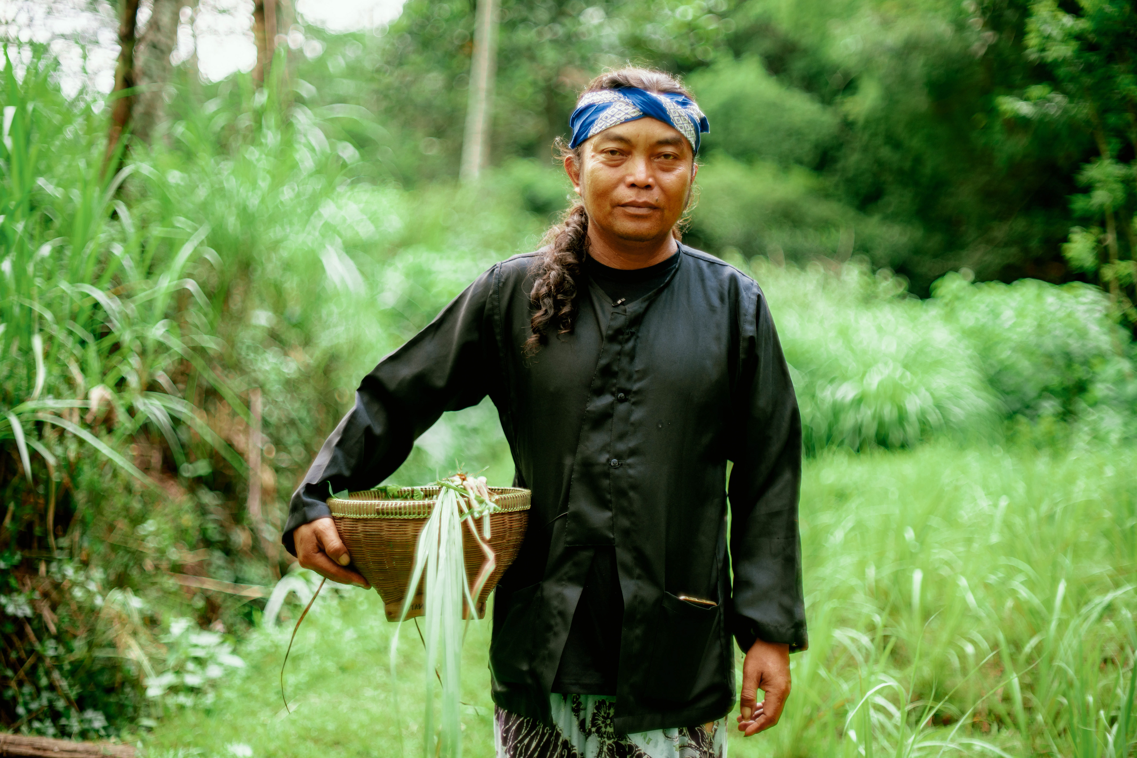 Berbusana tradisional Jawa, Mas Bagong ngeramba bahan-bahan yang akan dijadikan hidangan di Tomboan