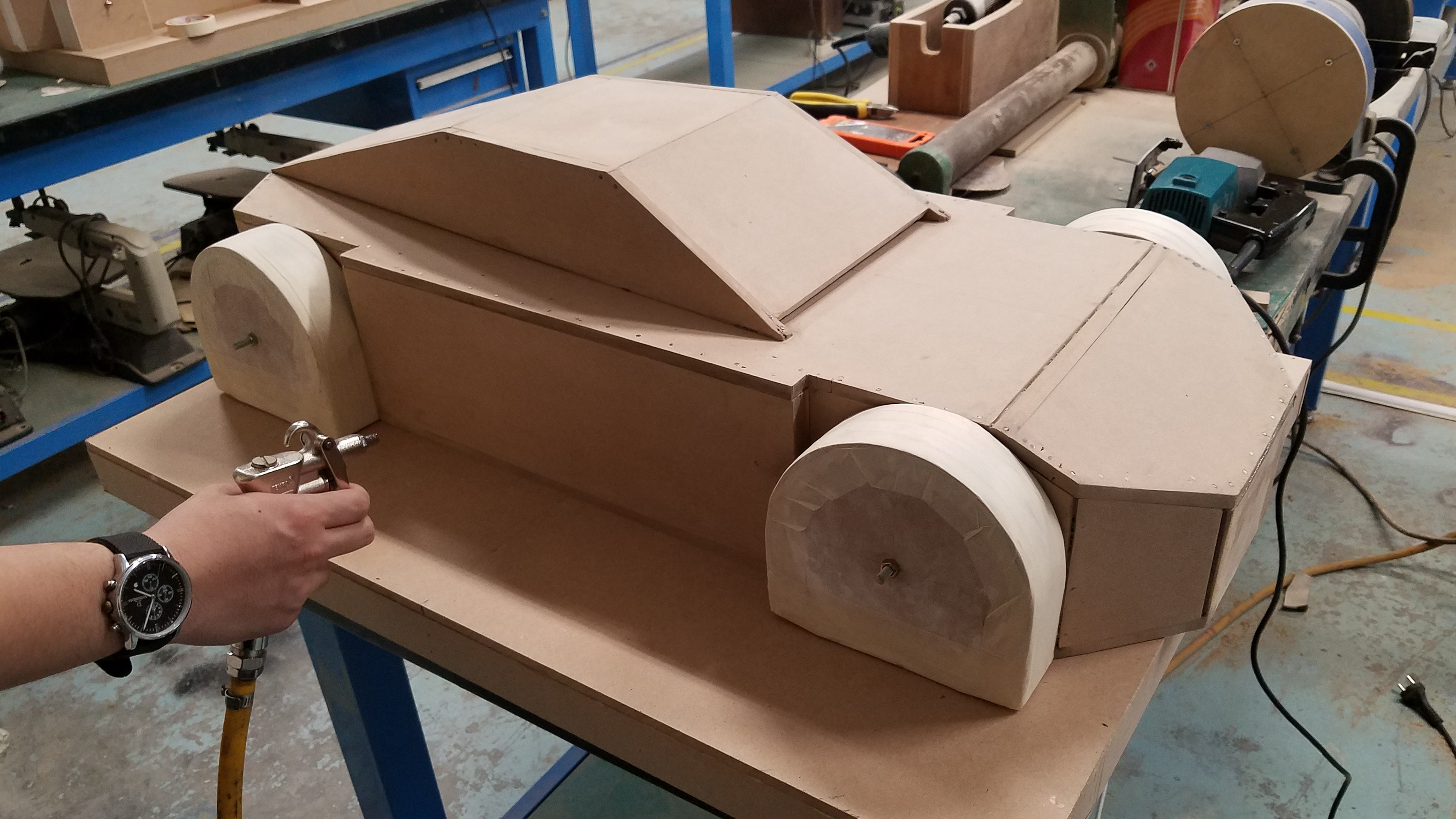 An armature as solid base to attach the clay