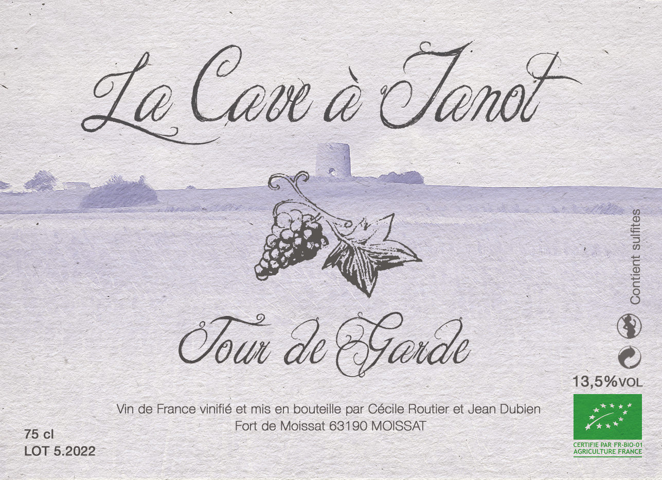 Vin rouge issu des vignes du Puy de Courcourt (Gamay), exposées plein sud, c'est une cuvée aux notes de fruits noirs avec une belle matière .Elevé un an en fût de chêne. Sans sulfites ajoutés.