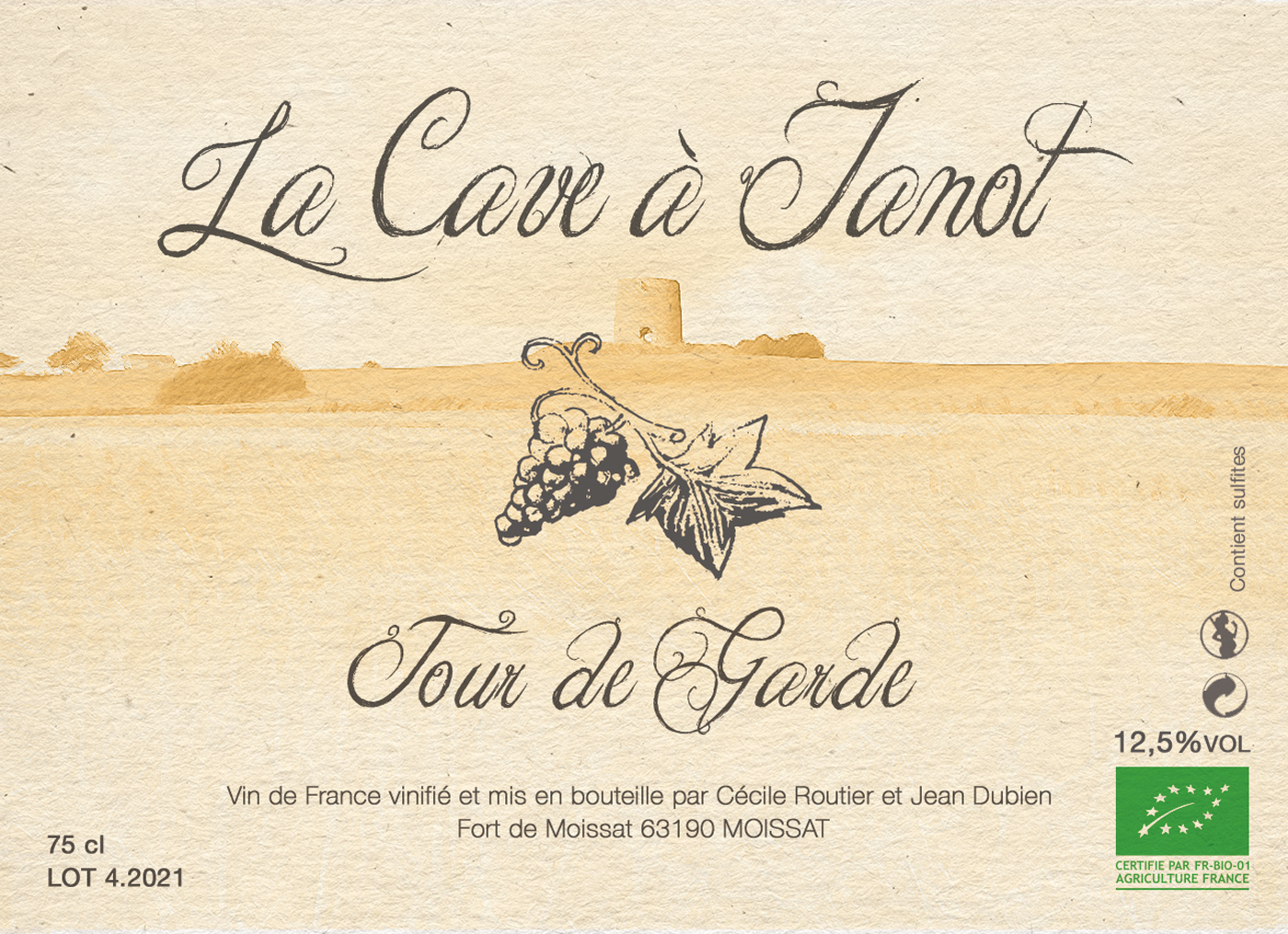 Tour de Garde blanc 2021 AB Vin blanc Chardonnay élevé un an en fût de chêne.Ce vin au nez floral et vanillé révèle en bouche une belle complexité sur les fruits secs ( abricots, amandes... )