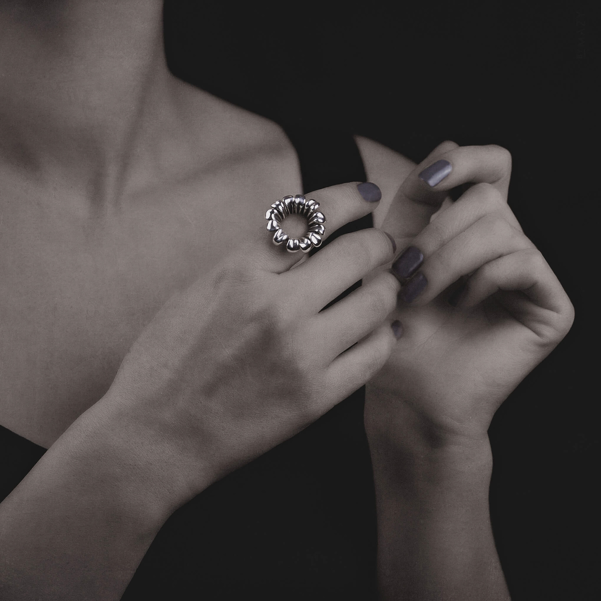 daisy ring, statement ring, open circle band ring, sterling silver custom engraved jewellery, simple daisy