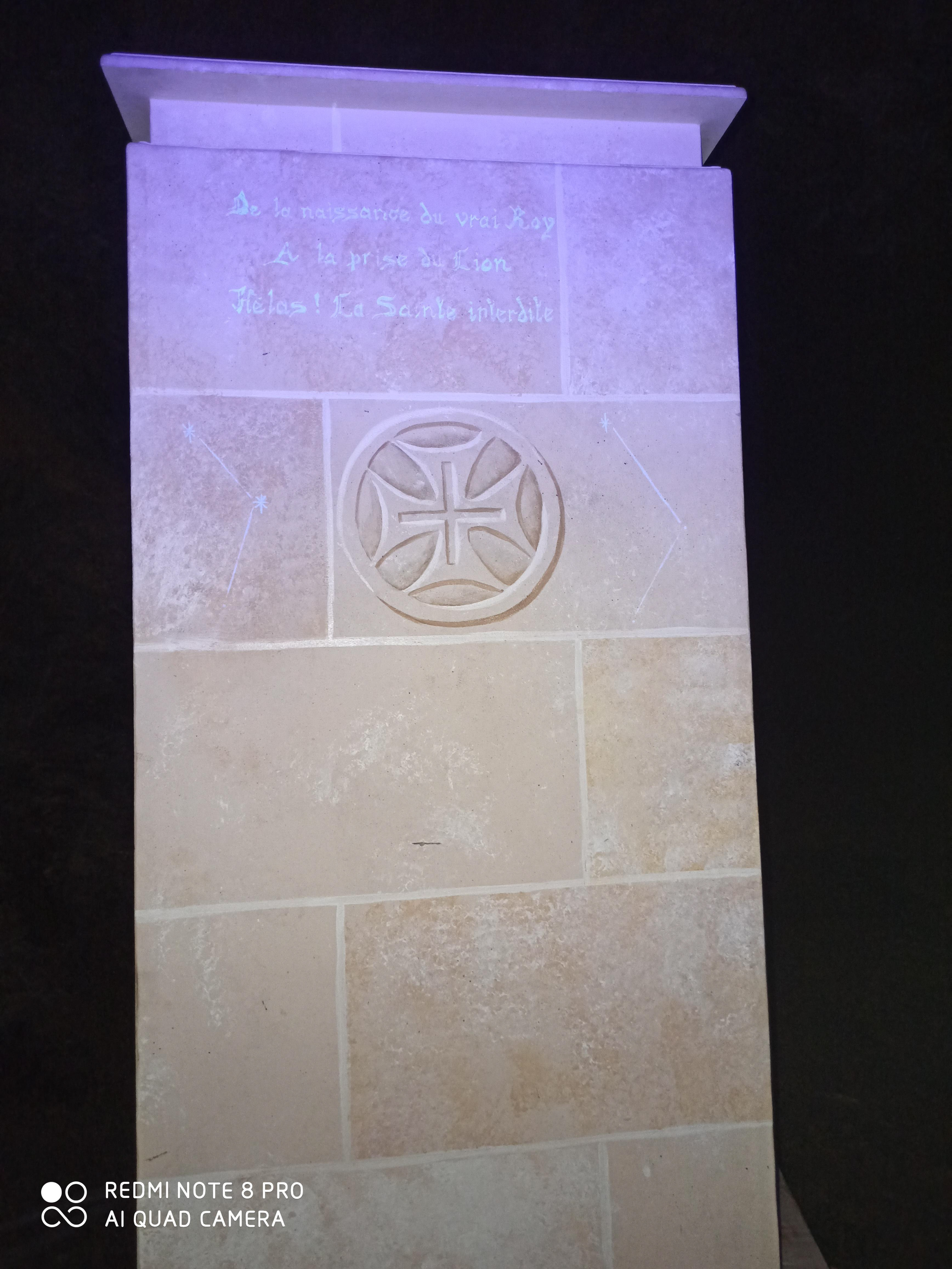 imitation de pierre de tuffeau sur un piédestal avec une grisaille et application de peinture UV