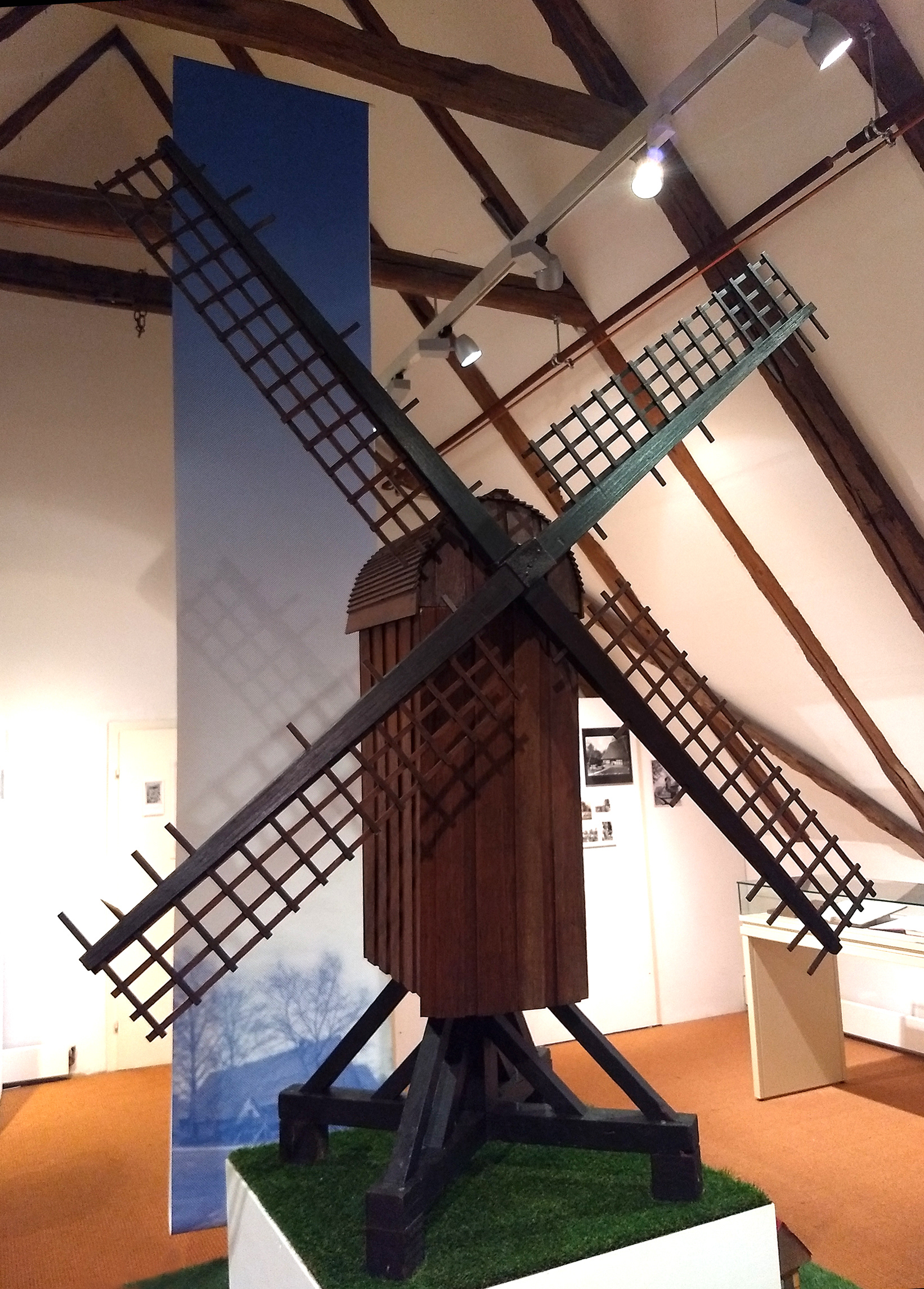 Himmel hinter dem Mühlenmodell