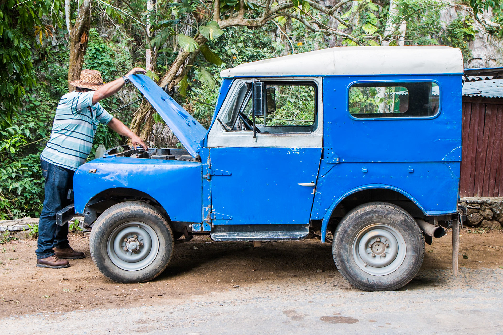 Fixing the car in Viñales, Cuba