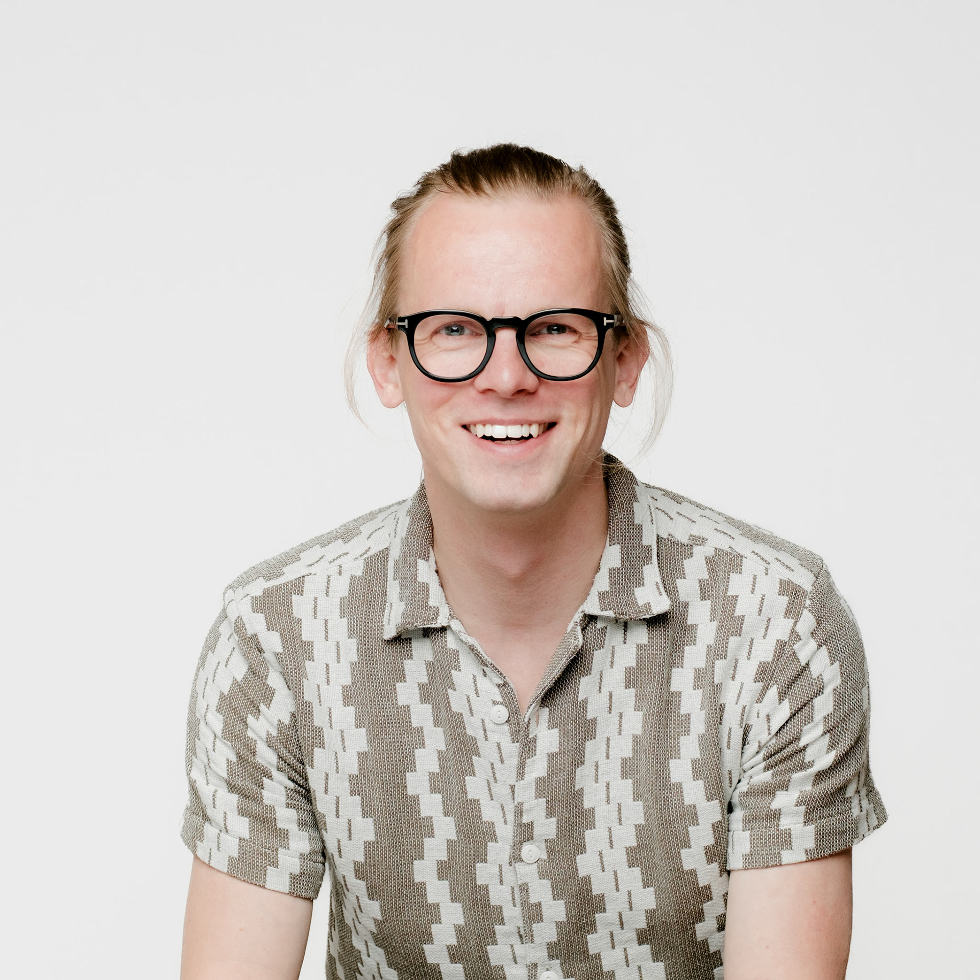 Silas Wagner, Fotograf aus Hamburg. Portrait aus dem Studio. Silas macht Business Portrait, Unternehmensfotografie und Unternehmensreportagen für Gründer und Start-ups.