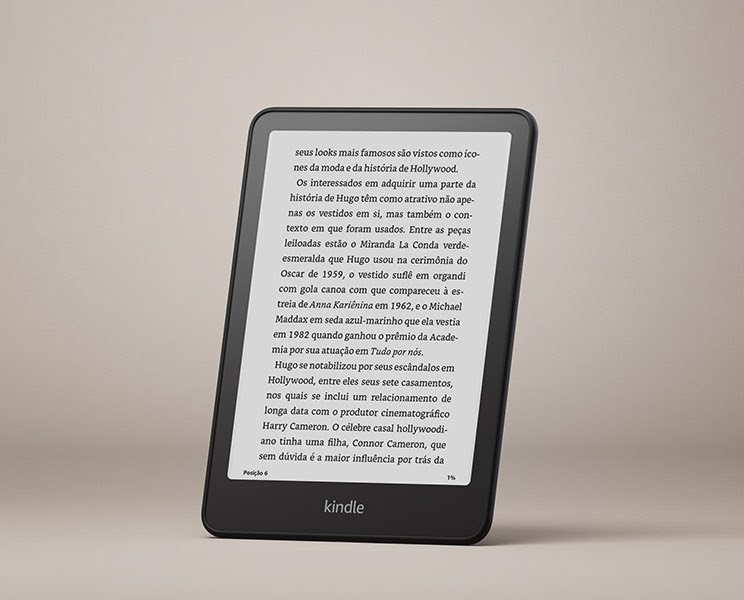 E-reader Kindle Paperwhite Signature Edition, com carregamento sem fio, luz frontal autoadaptável e acabamento metálico.