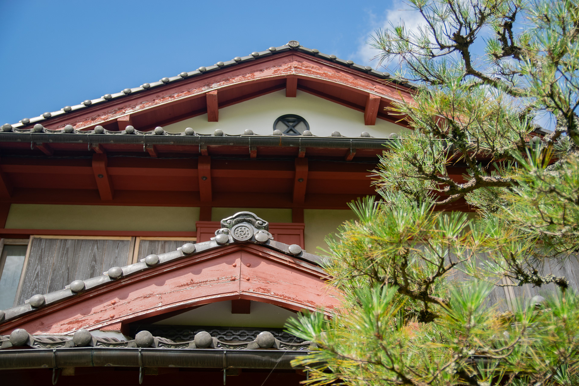 In Japan, every family has a "KAMONN" (family crest). In the past, houses displayed their own crest. My family’s crest is "Maru ni Tsuzumi"(Circle with a drum).