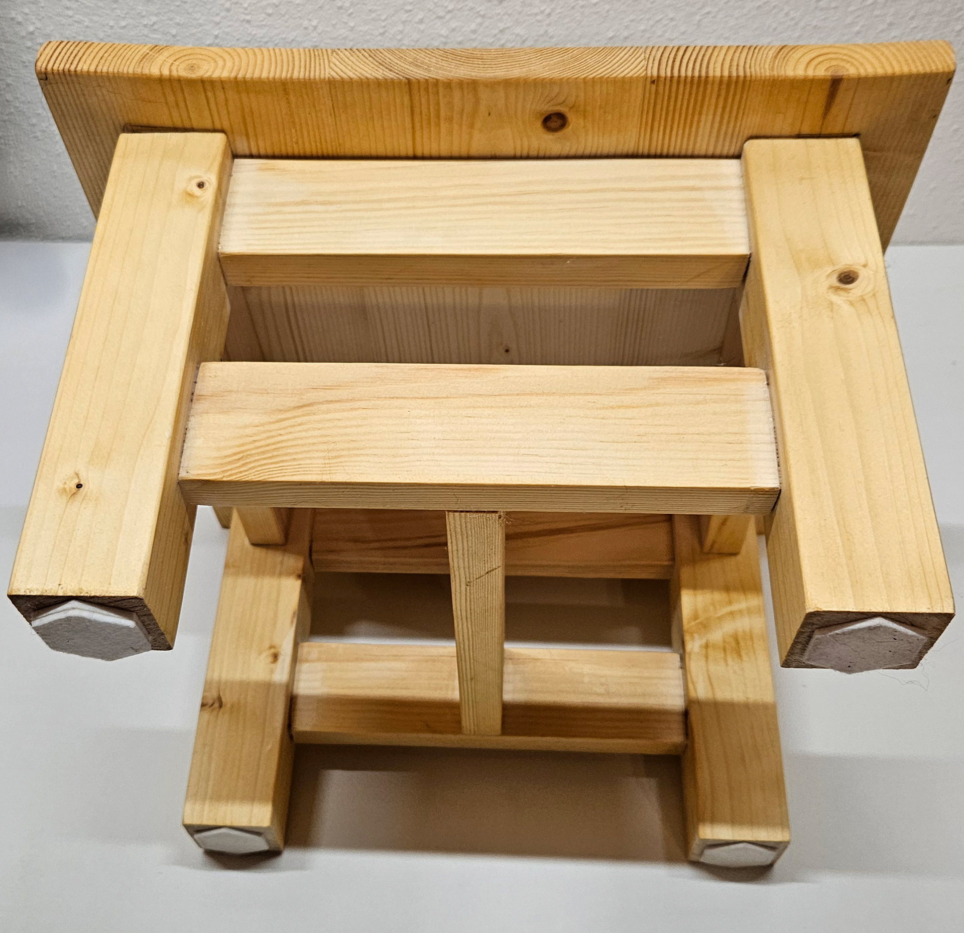 The finished stool including footpads