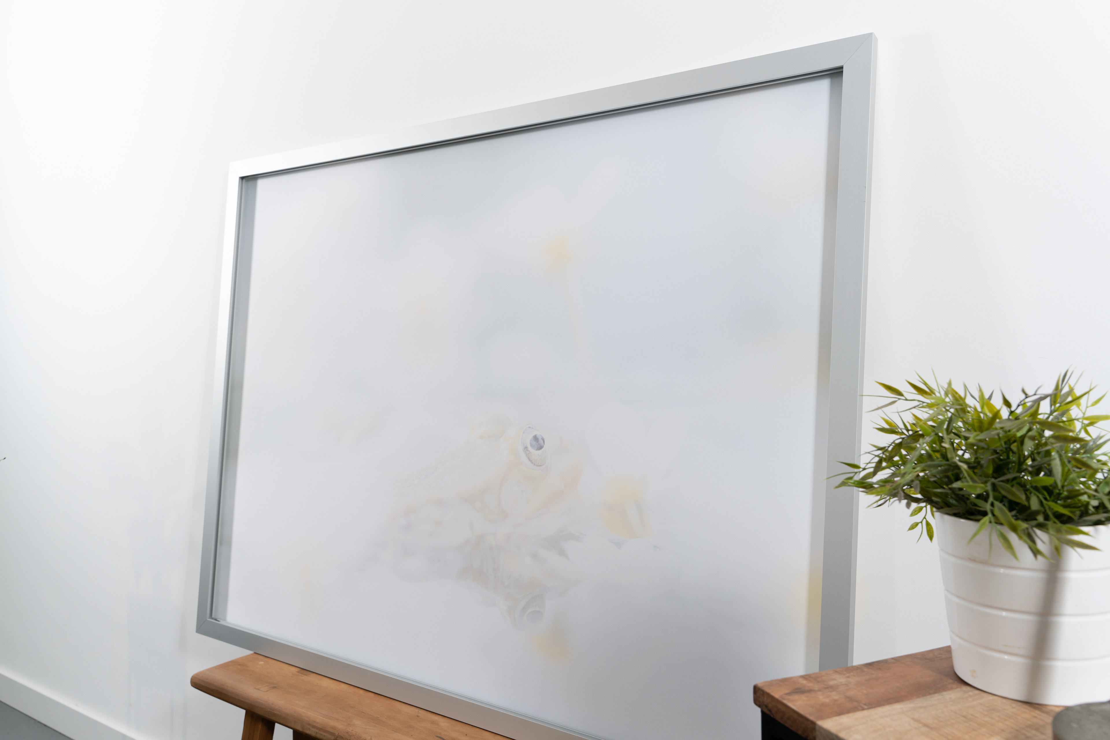 Het aluminium frame is beschikbaar in de kleuren zilver, wit en zwart