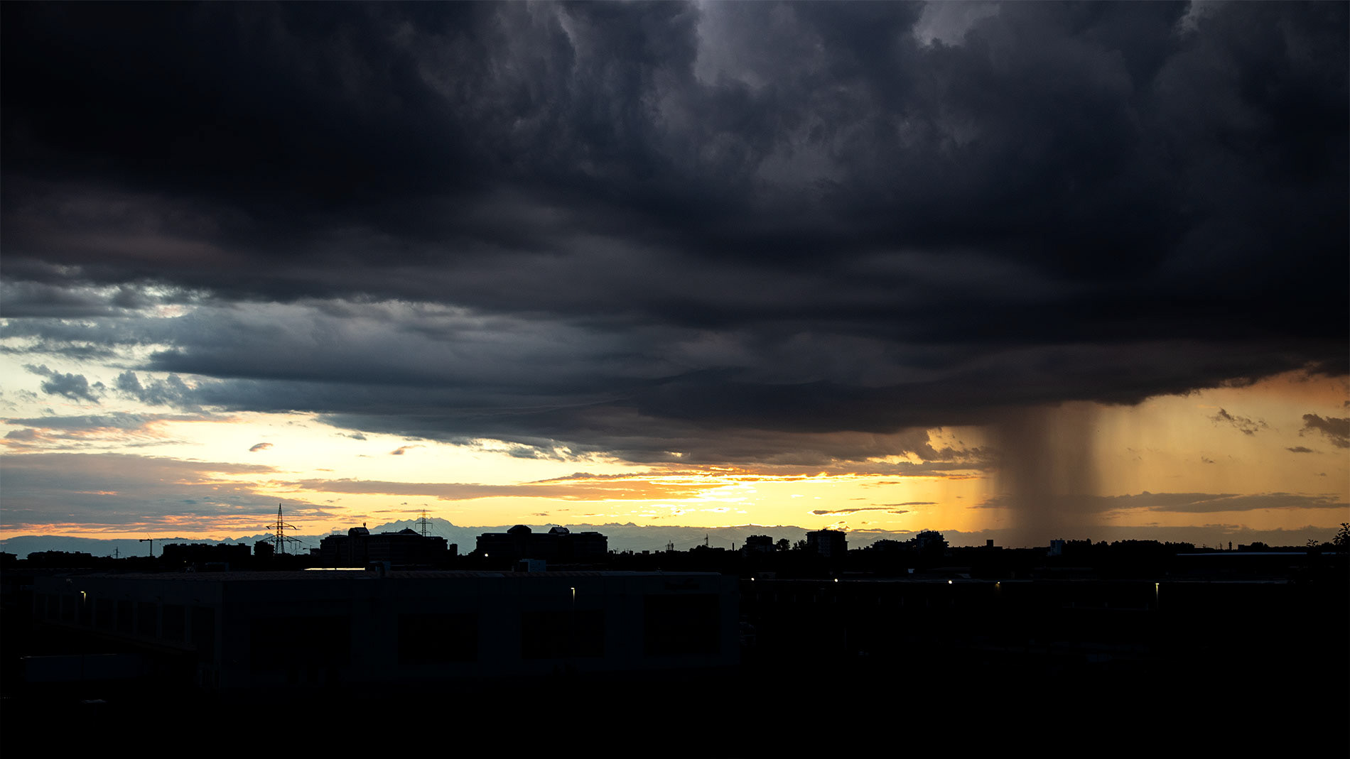 Tramonto con temporale sulla città
