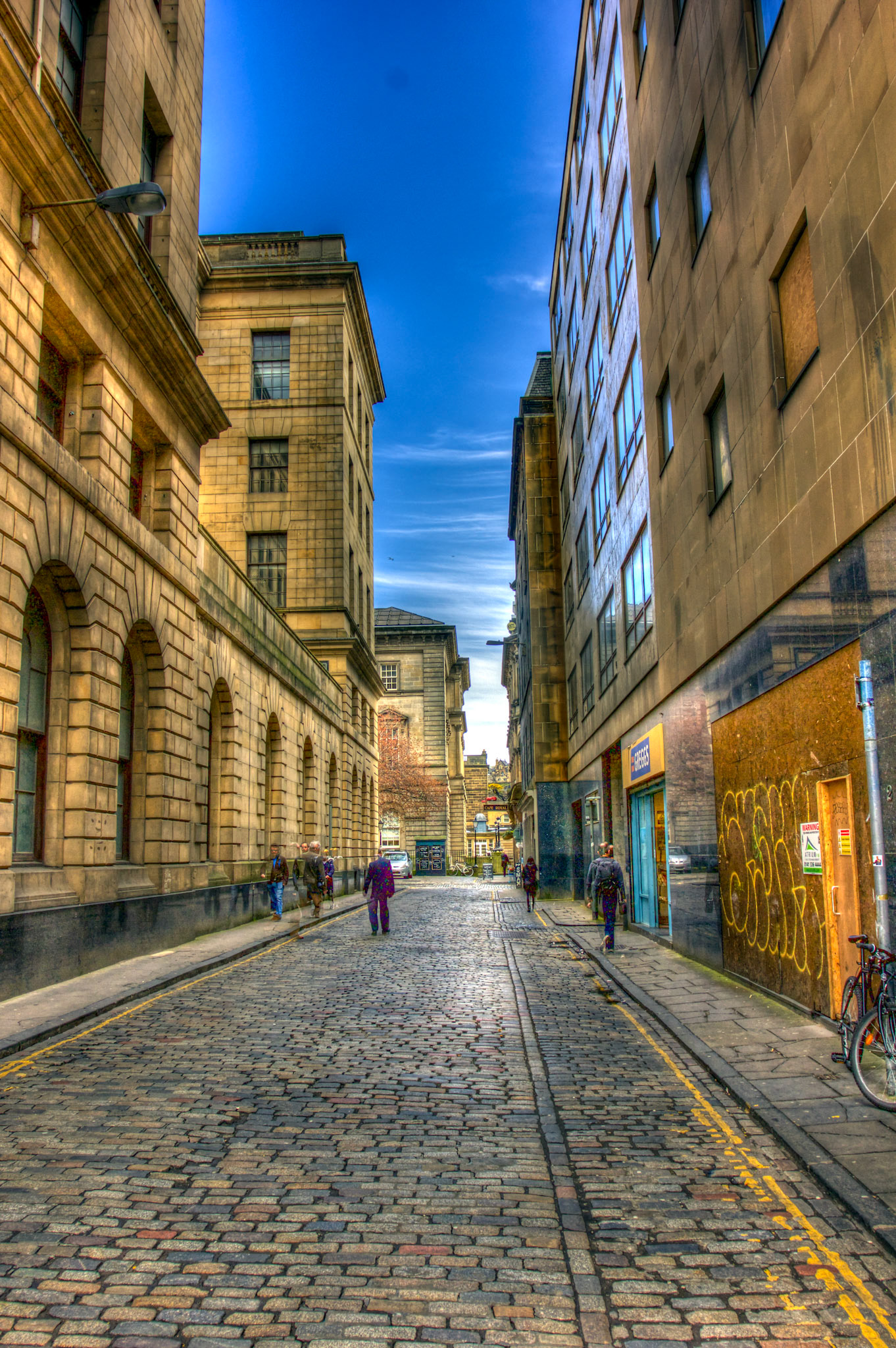 I really like this old street in Edinburgh, it just isn't typical of the surrounding streets.