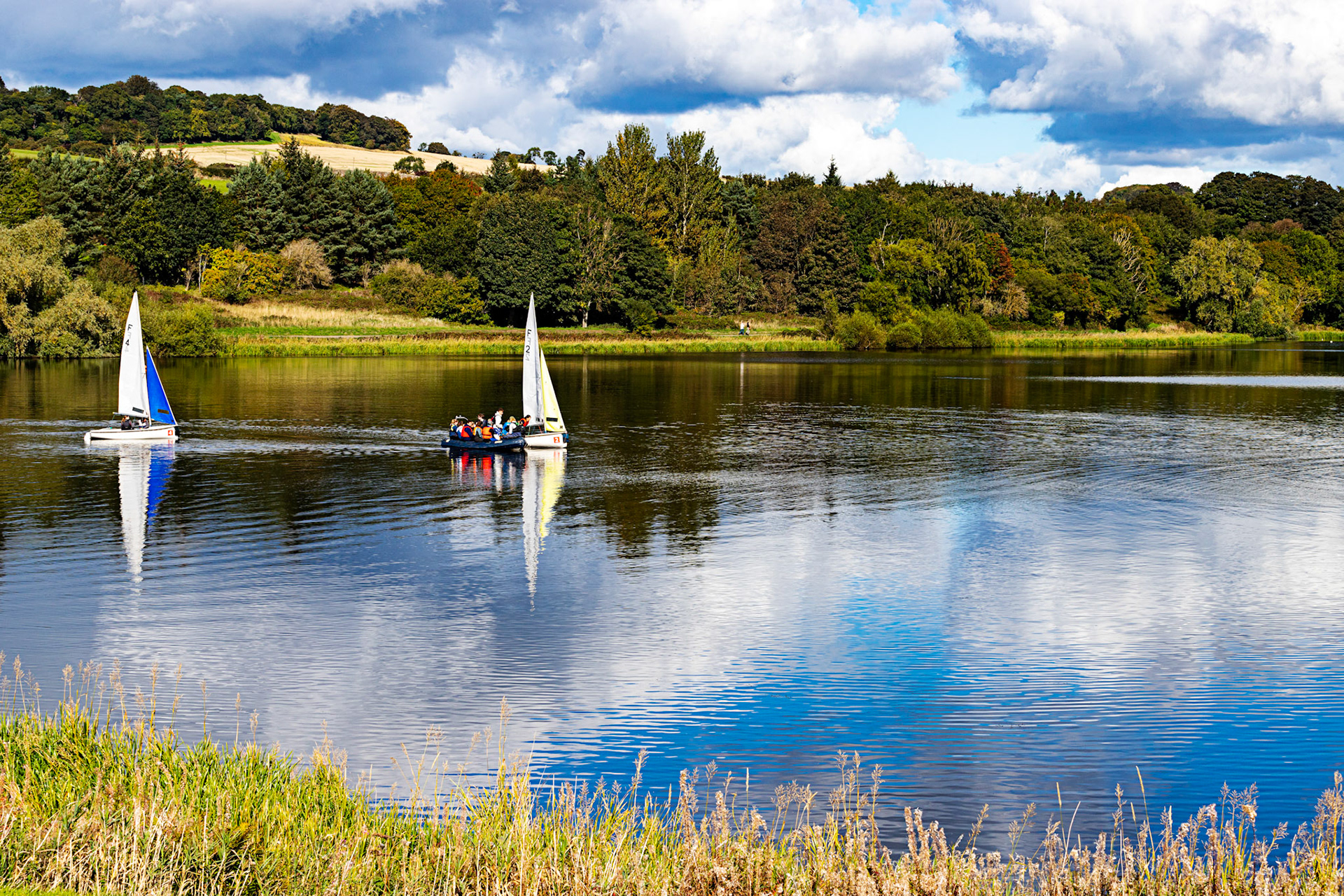 Sailing on Linlithgow Loch, with Reflections - 24 September 2022