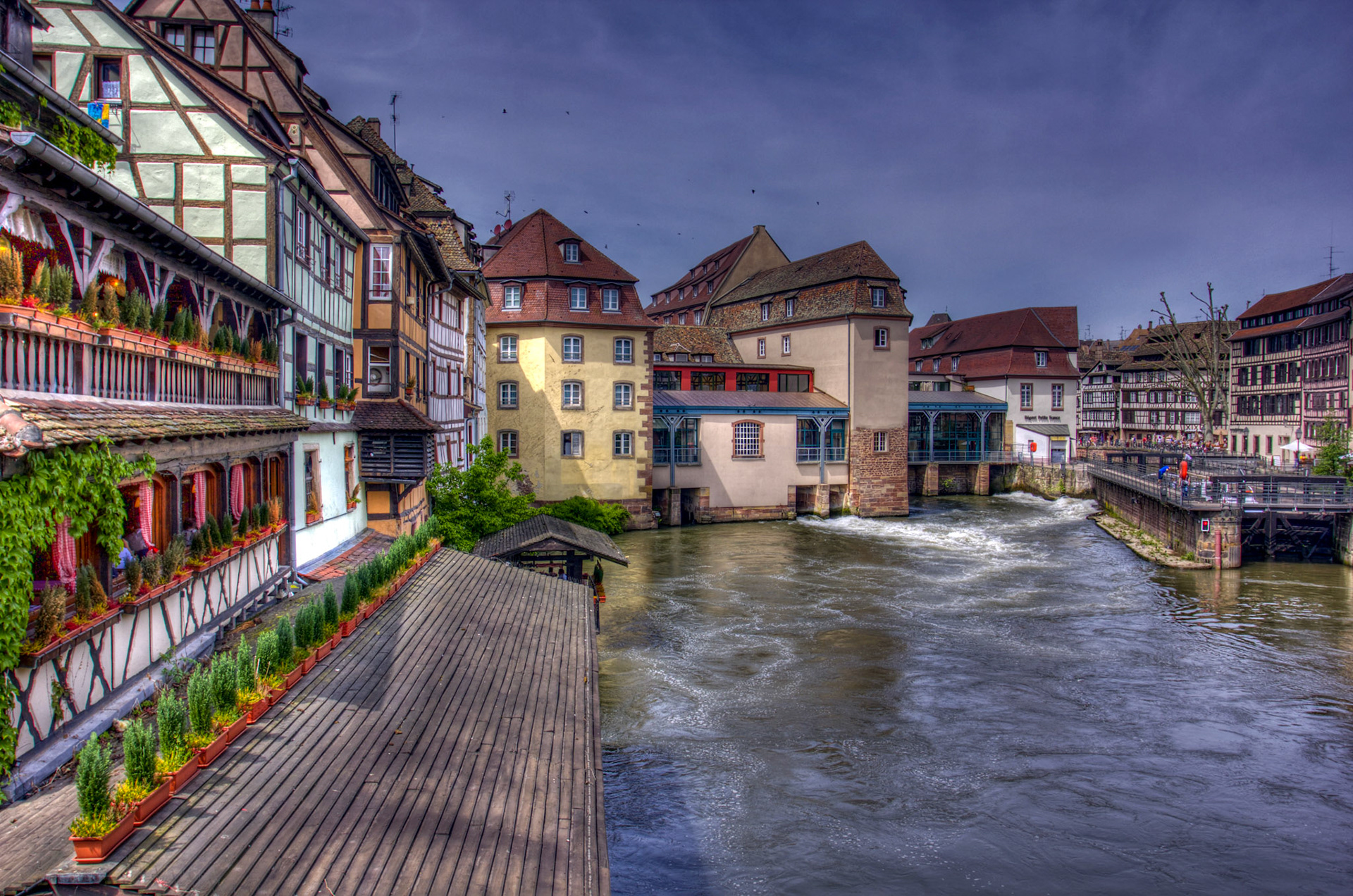 I hadn't been to Strasbourg before, but I must go back. Today I had a quick 30 minutes run around between trains. Too hot really, but I wanted to see it.