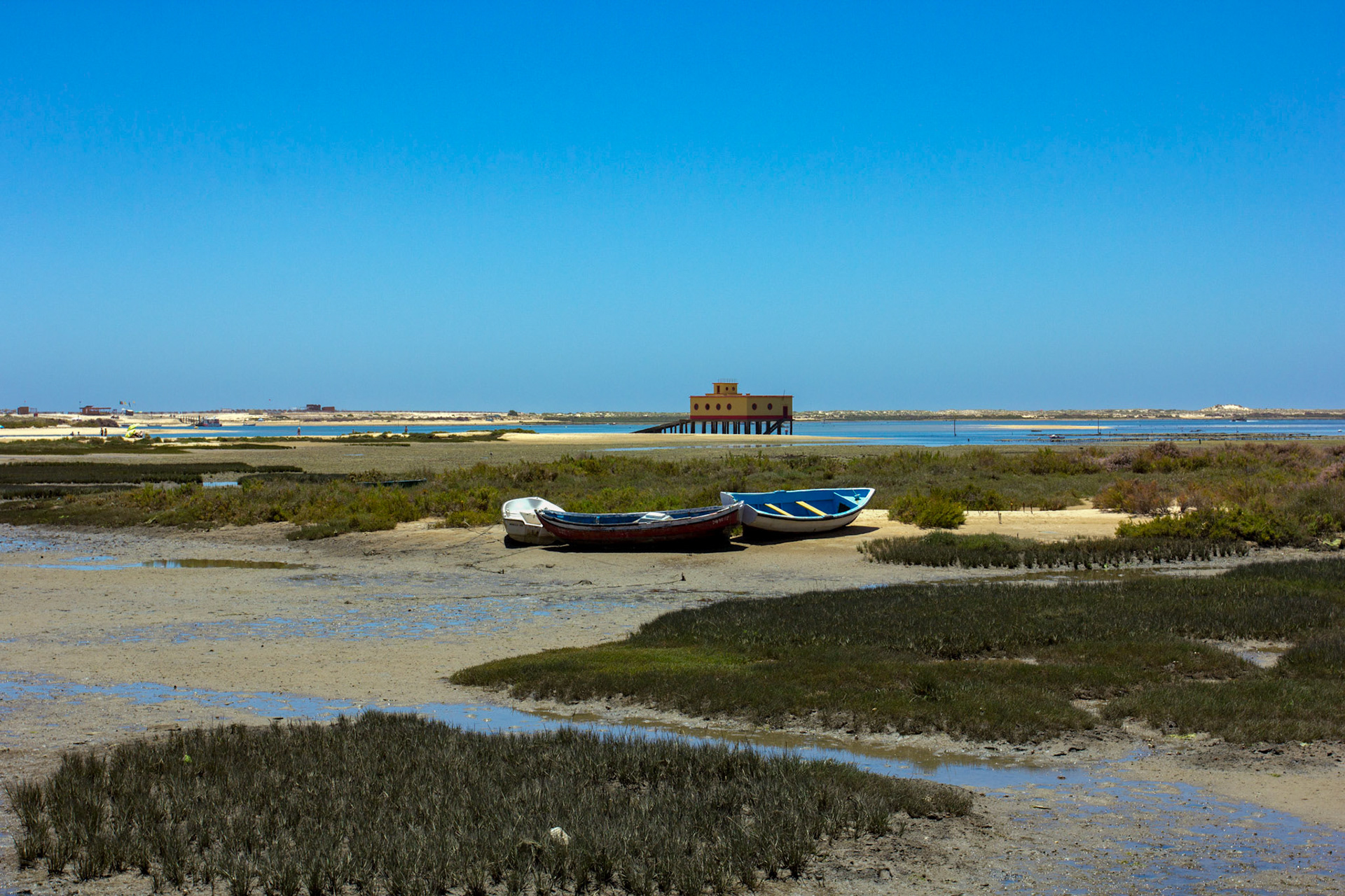 3 small craft pulled up on a quiet spot in Fuseta. The difference between low tide and high tide here is staggering. There's a lagoon between the outer sandy island and the mainland which almost empties. Visually the contrast is amazing.