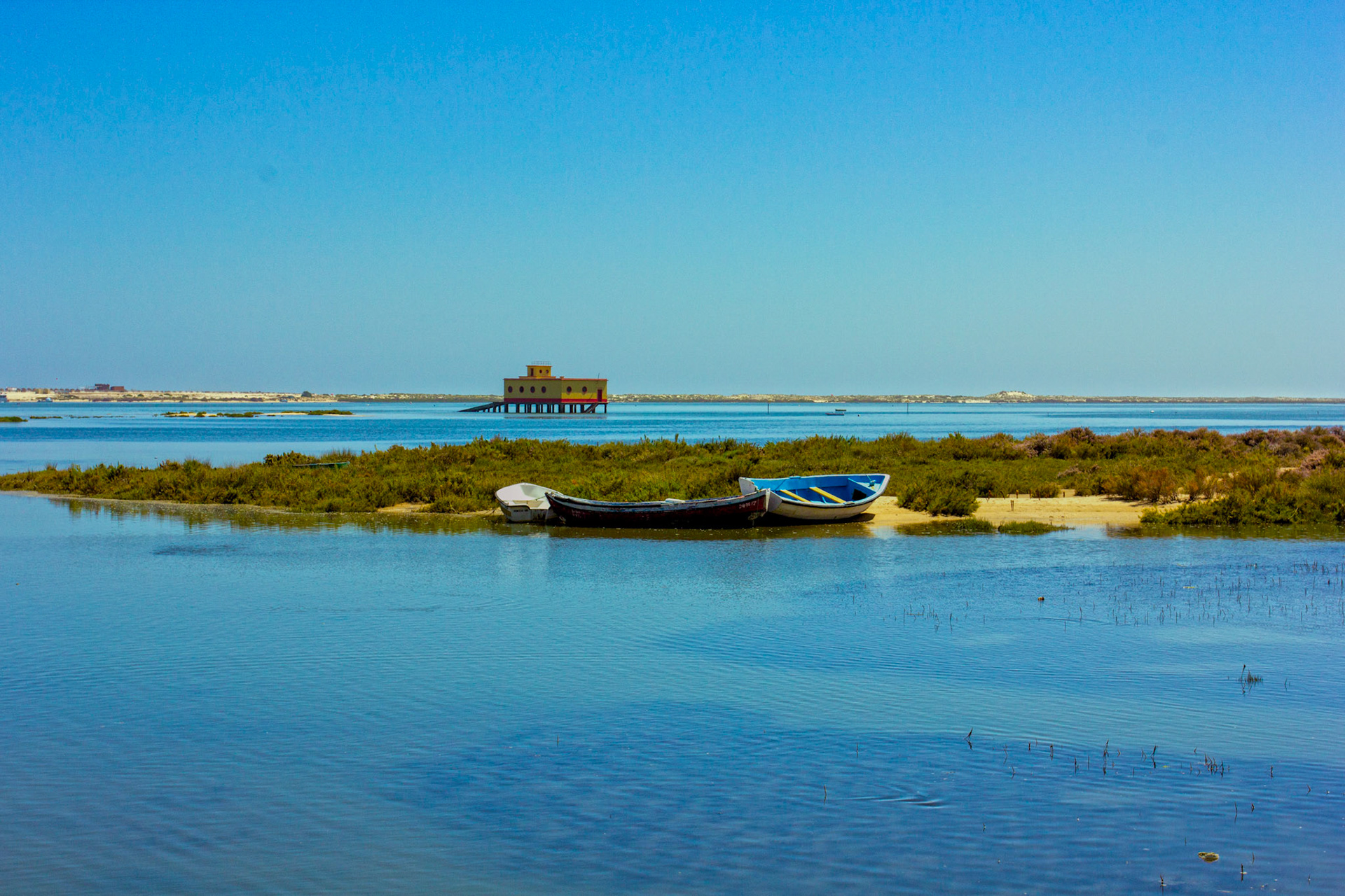 3 small craft pulled up on a quiet spot in Fuseta. The difference between low tide and high tide here is staggering. There's a lagoon between the outer sandy island and the mainland which almost empties. Visually the contrast is amazing.