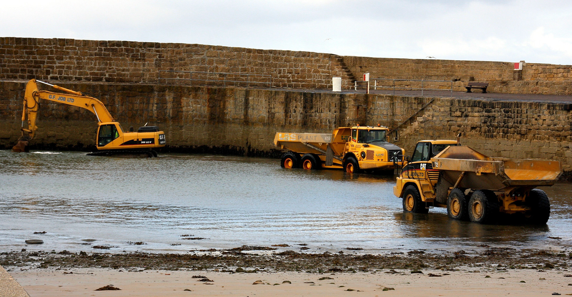 I haven't been in Hopeman since this occassion. From 2007 onwards they were doing harbour works and coastal protection projects for the Highland and Moray Councils. I guess that's what is going on here.