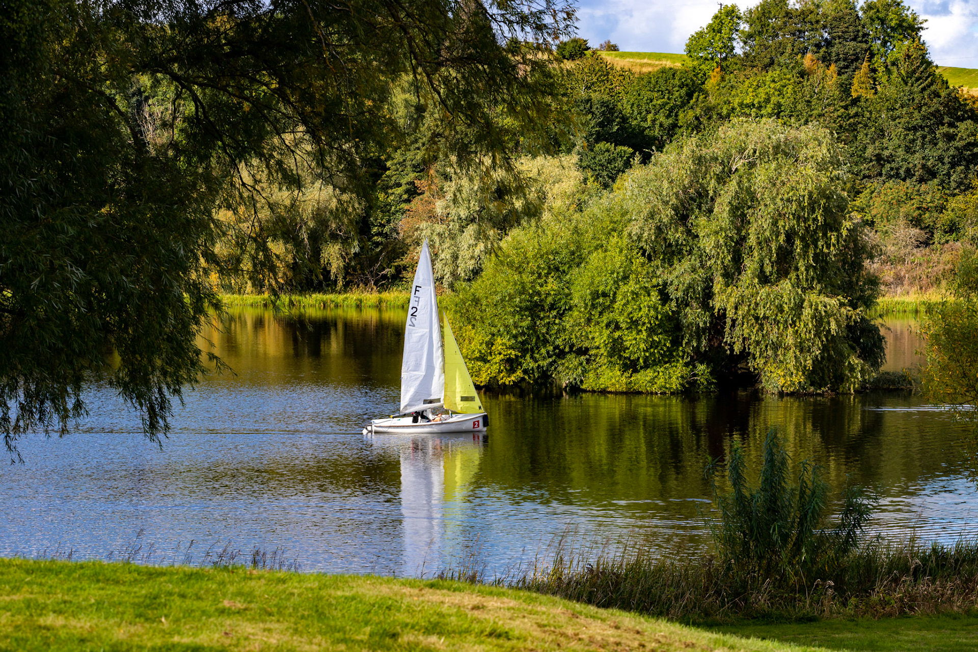 Sailing on Linlithgow Loch, with Reflections - 24 September 2022