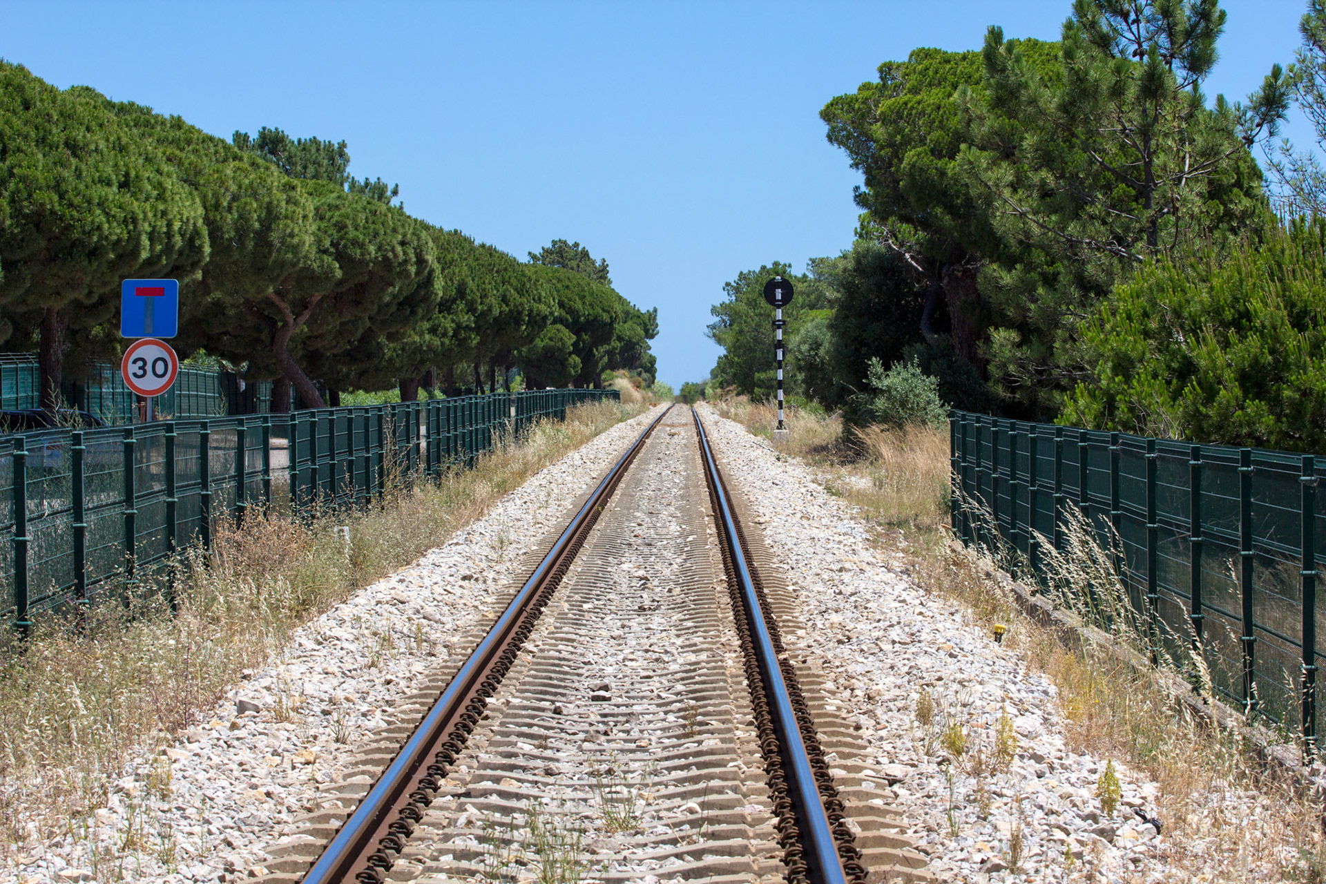 Olhão Railway Station. 3 things to note1. You mustn't imagine that because there's 3 platforms there's lots of trains! 2. You mustn't wonder which platform your train will be at. It's probably platform (linea) 1. Don't ask the staff because they won't know. There is no departures board nor update should the train be late. 3. Olhão is NOT pronounced as you would think.