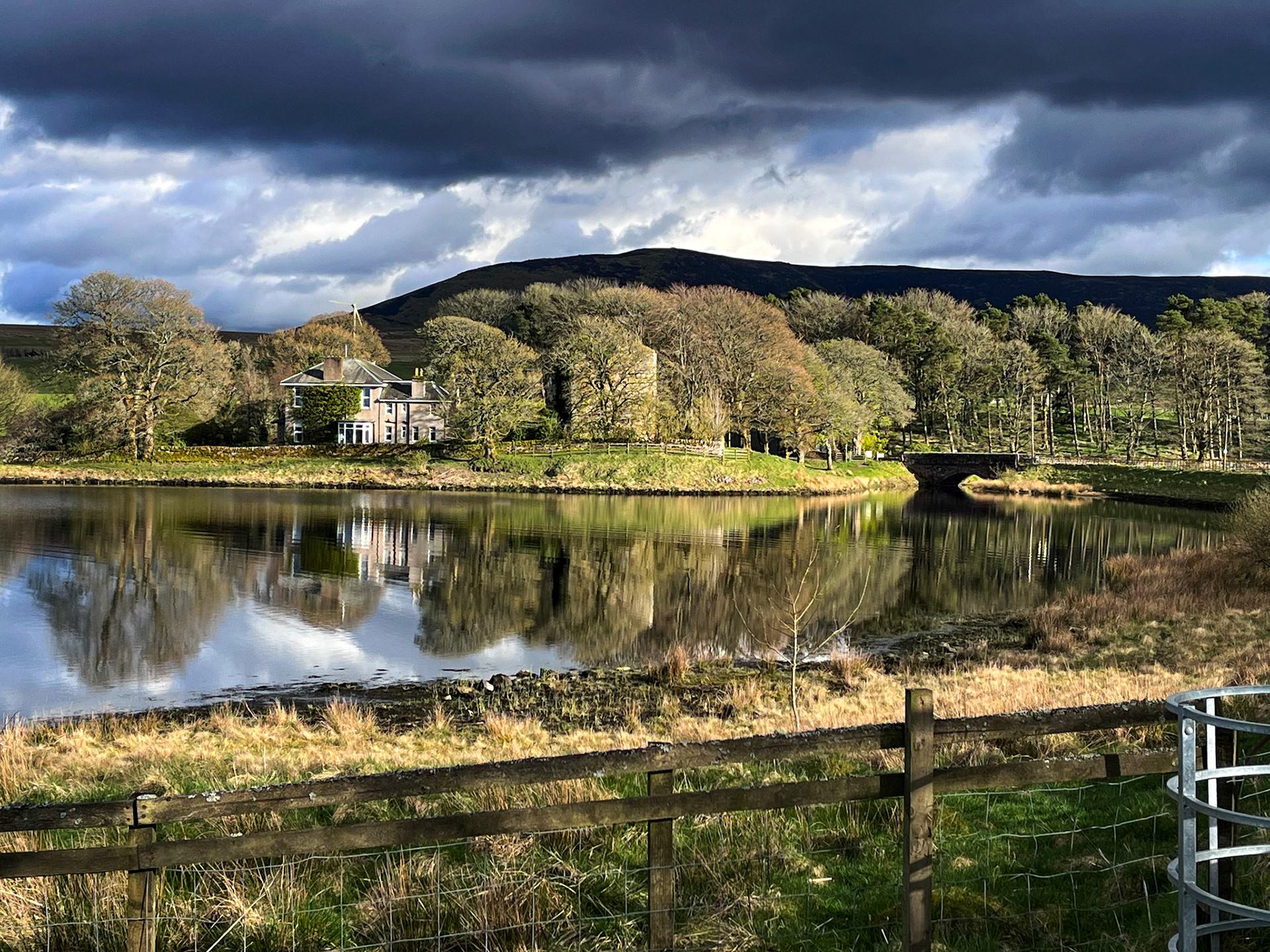 Harperrig Reservoir 22 April 2024