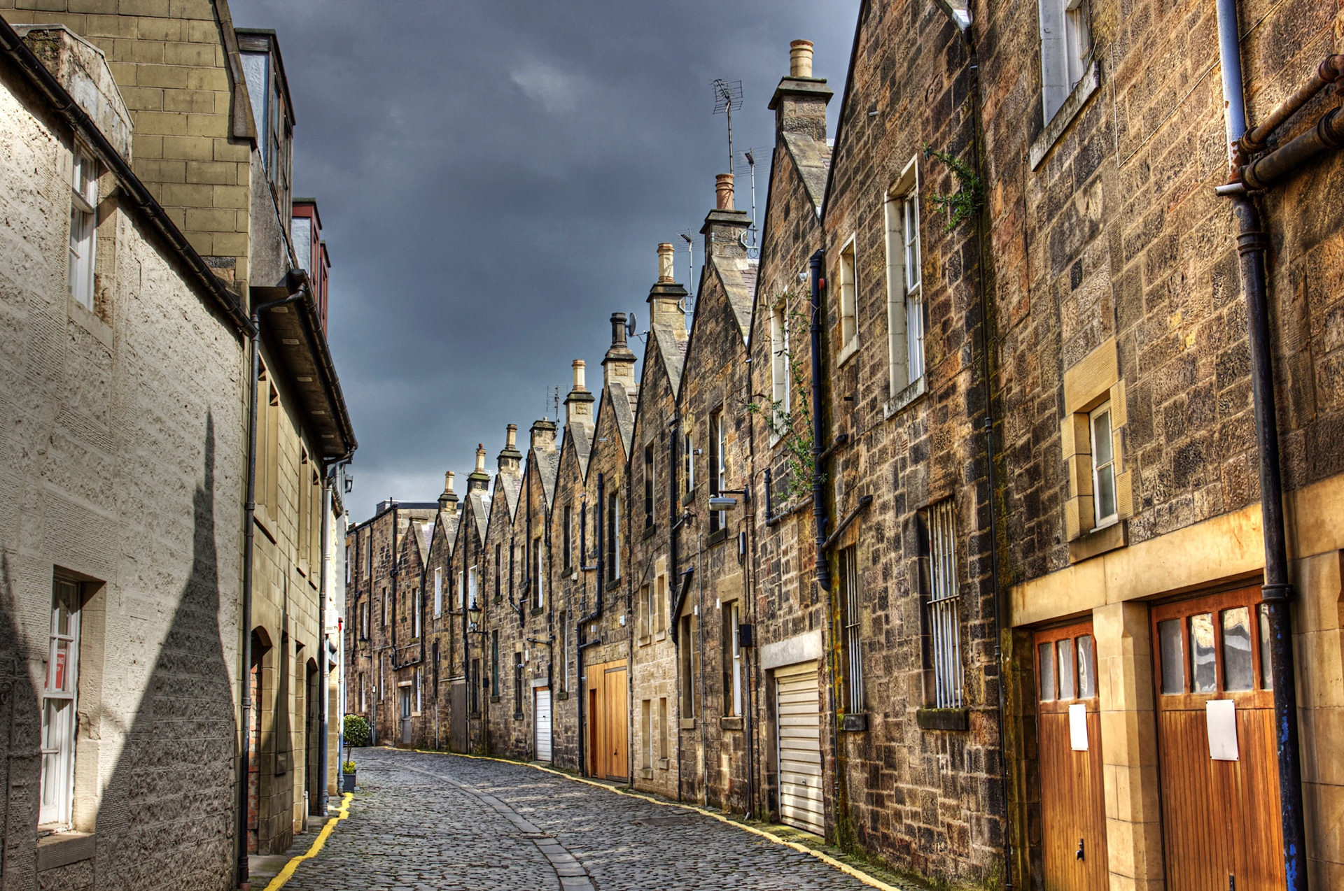 Atholl Crescent Lane, EdinburghPlease see my other Photographs at: www.jamespdeans.co.uk