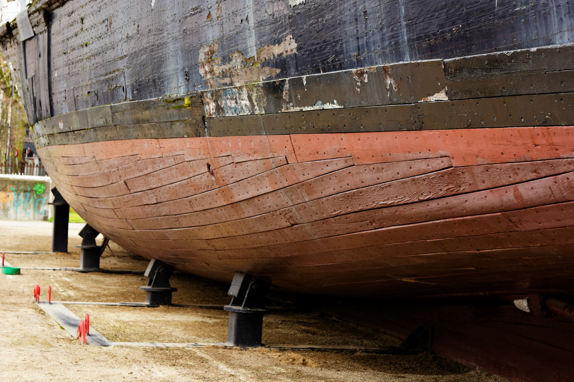 M477 OudenaardeShallow water mine sweeper used by the Belgian Navy between 1959 and 1989. The ship is maintained i.s.m. Former officers of the Belgian Navy. Length 34.5 m. Breadth 6.7 m. 160 Tonnes empty. 190 Tonnes Gross.Please see my other Photographs at: www.jamespdeans.co.uk