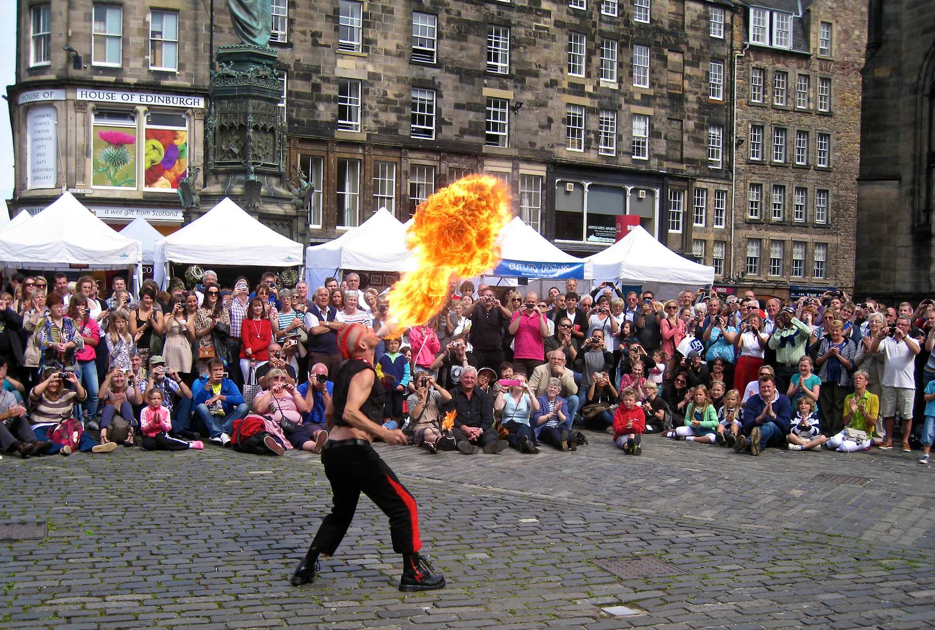 The Mighty Gareth performs in Parliament Square West during The Edinburgh Festival. Please see my other Photographs at: http://www.jamespdeans.co.uk/