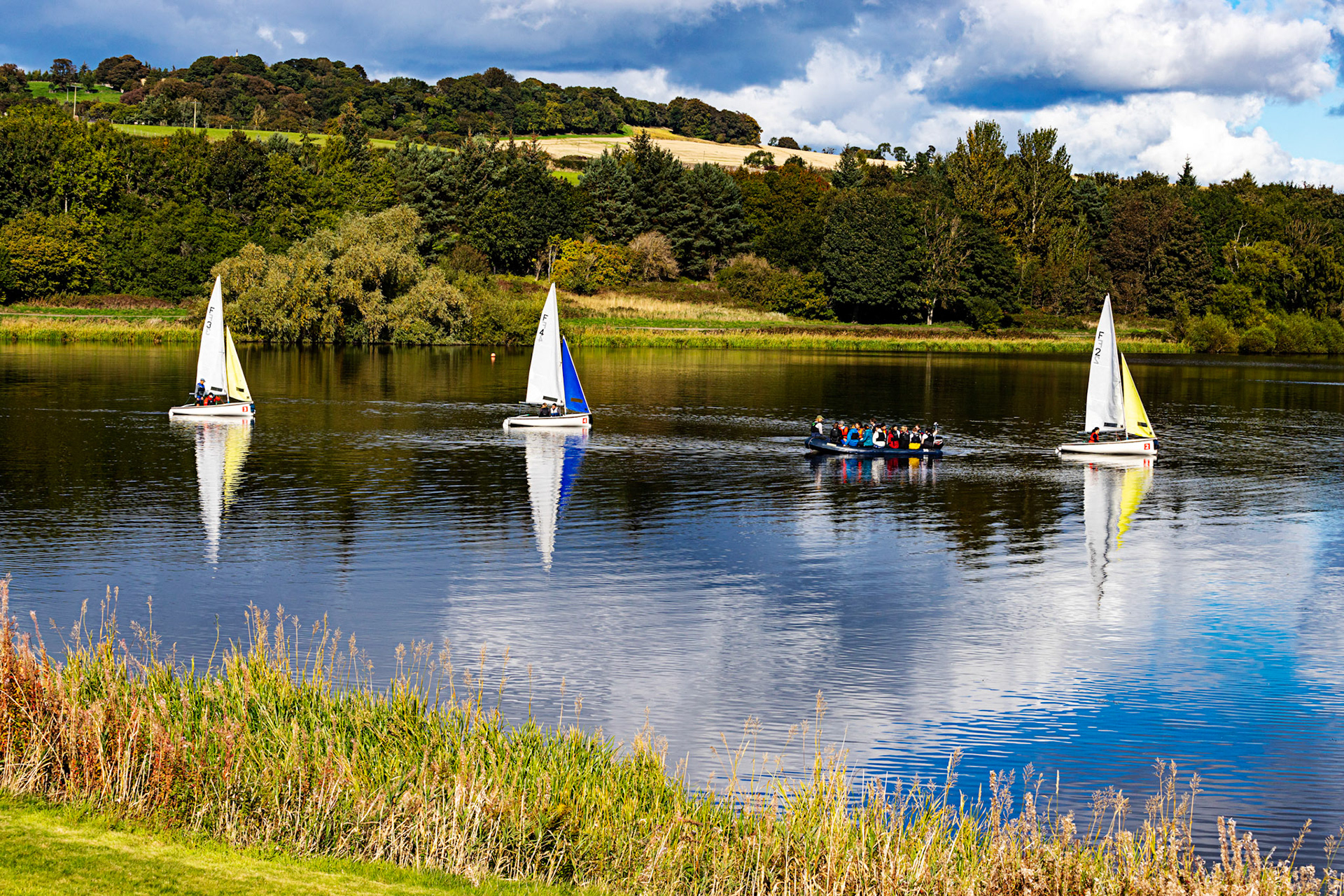 Sailing on Linlithgow Loch, with Reflections - 24 September 2022