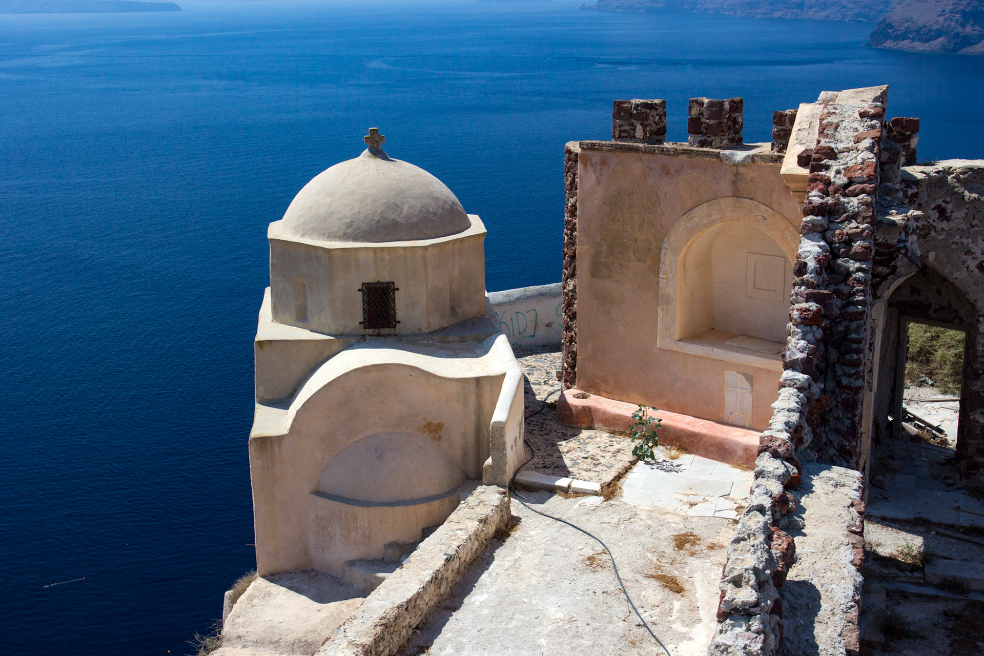 A less well maintained part of Oia.