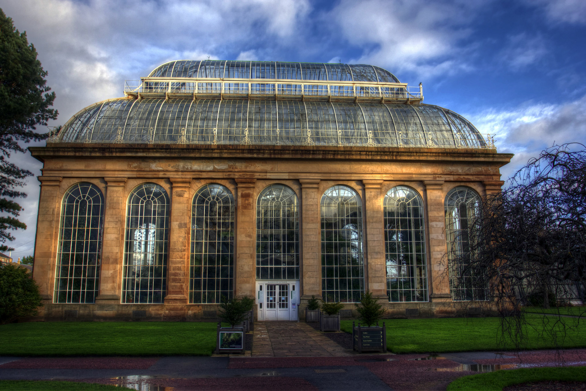 The hot house, Edinburgh Botanic Gardens Please see my other Photographs at: http://www.jamespdeans.co.uk/