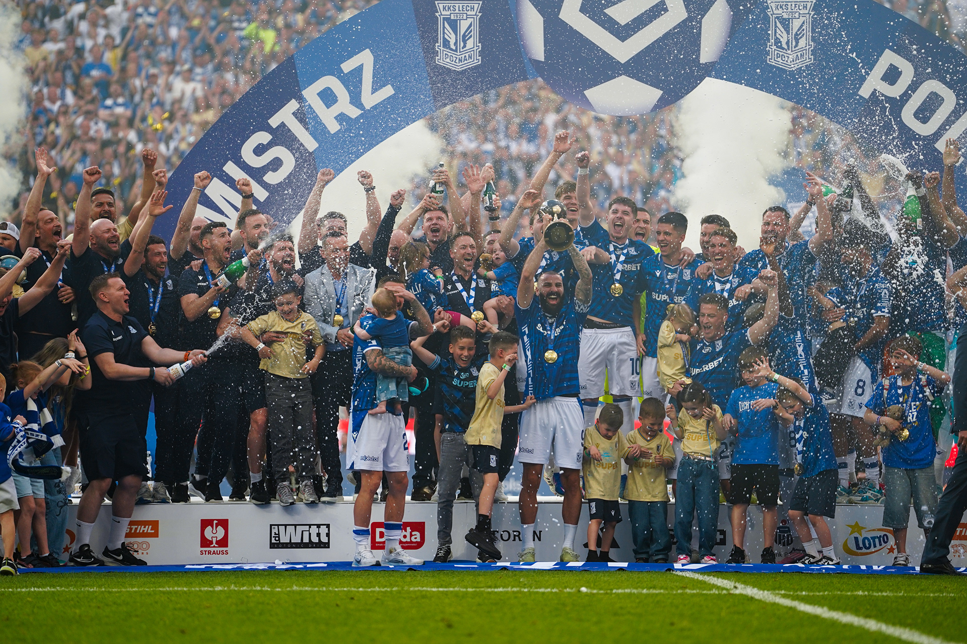 Ishak raises Ekstraklasa trophy