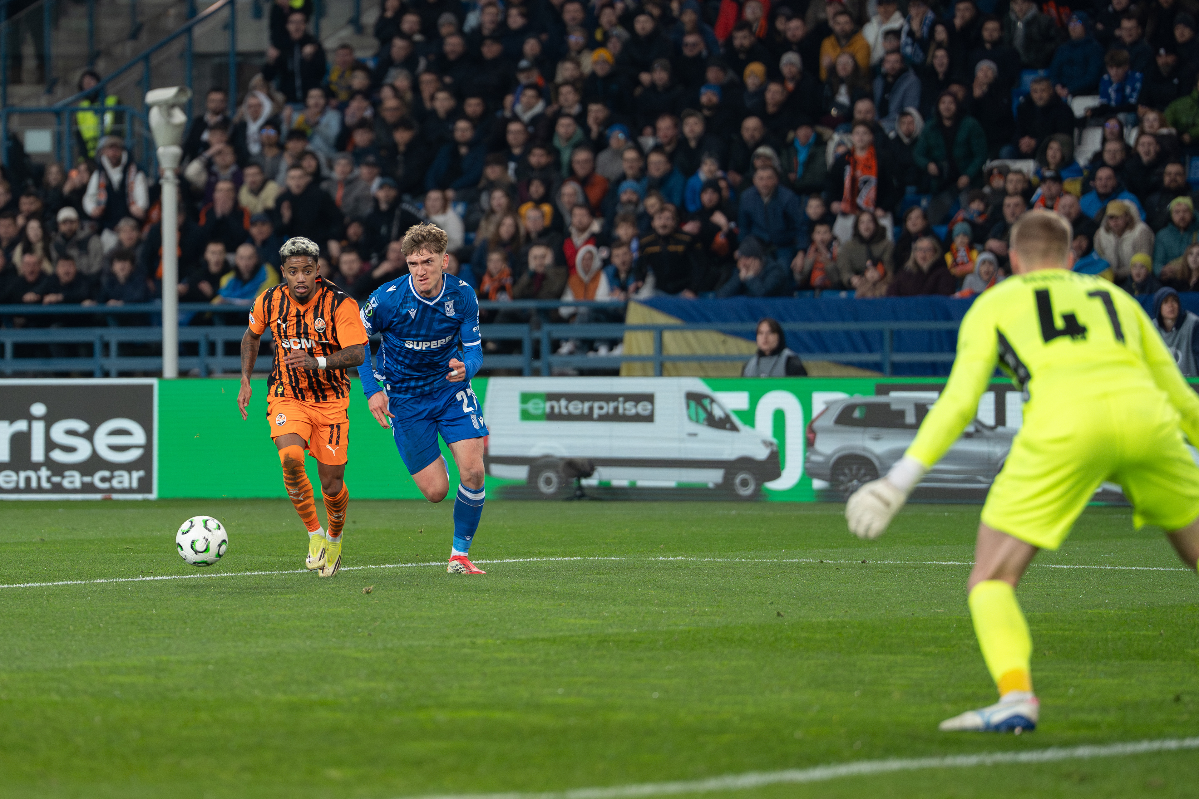 Marlon Gomes of Shakhtar against W.Monka of Lech Poznan