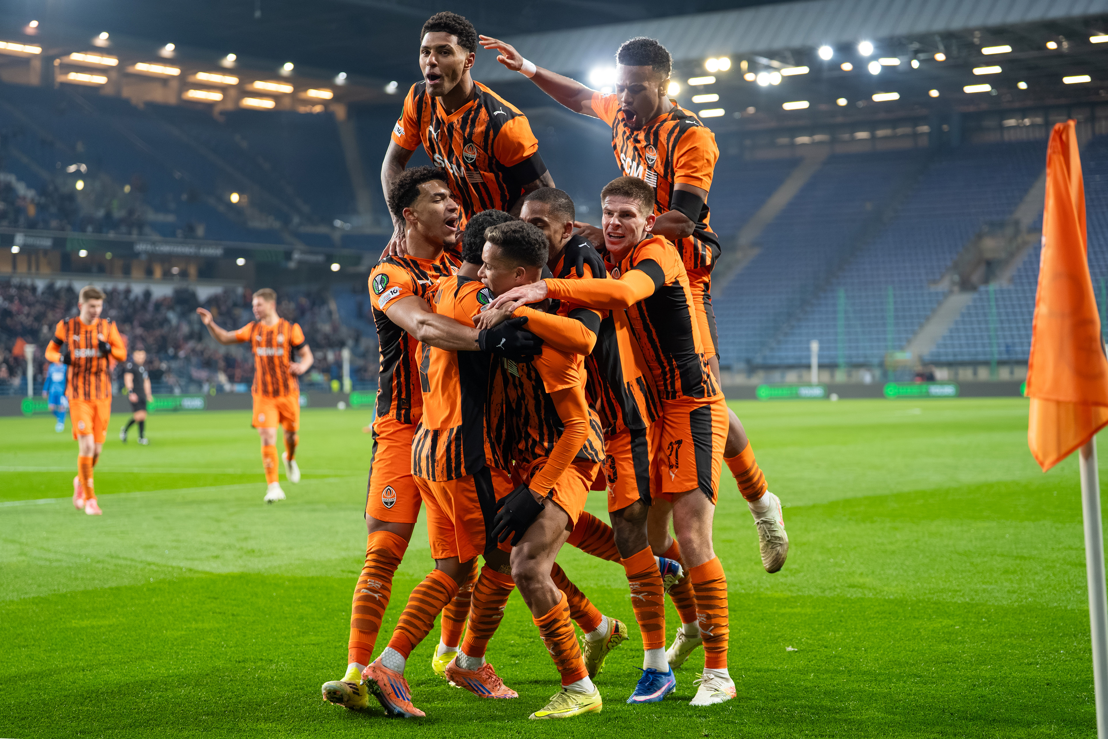 Shakhtar celebrate goal during game aginst AZ, 1/4 Conference league