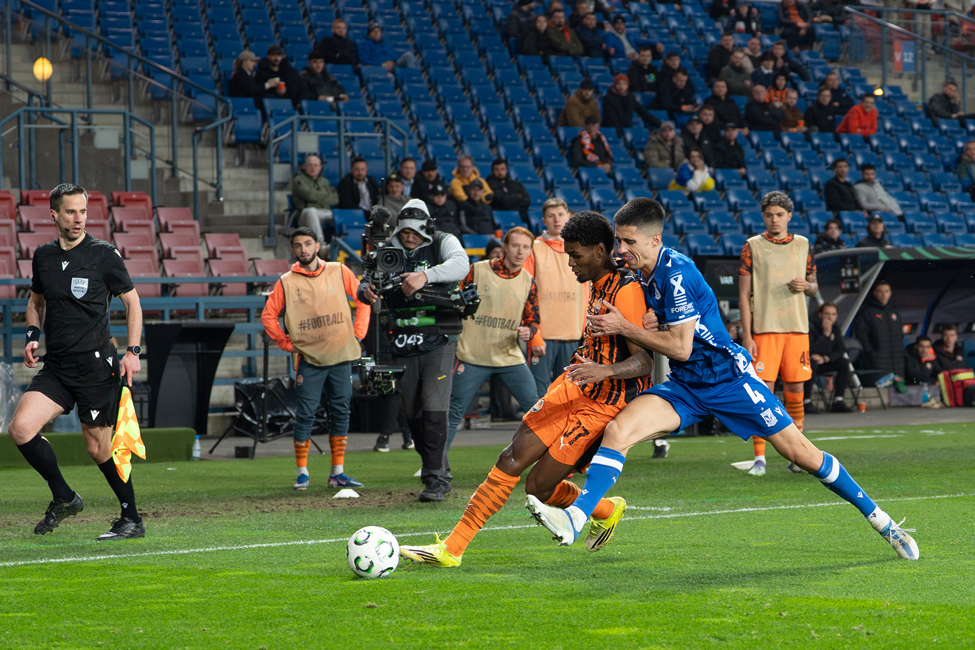 Battle for the ball, Shakhtar - Lech, 1/8 Conference league