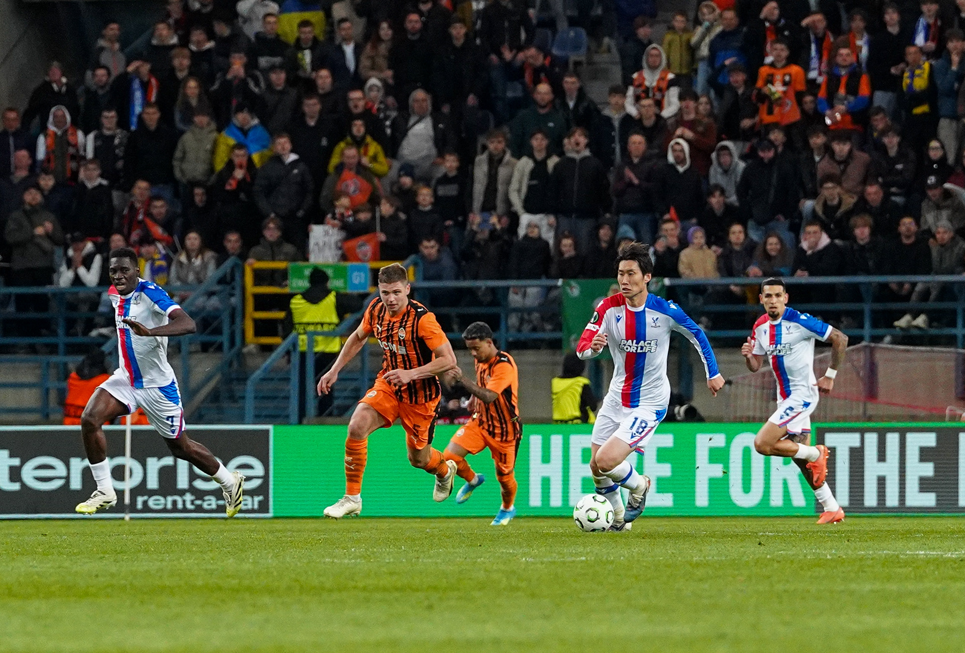 D. Kamada of Crystal Palace starts the attack against Shakhtar
